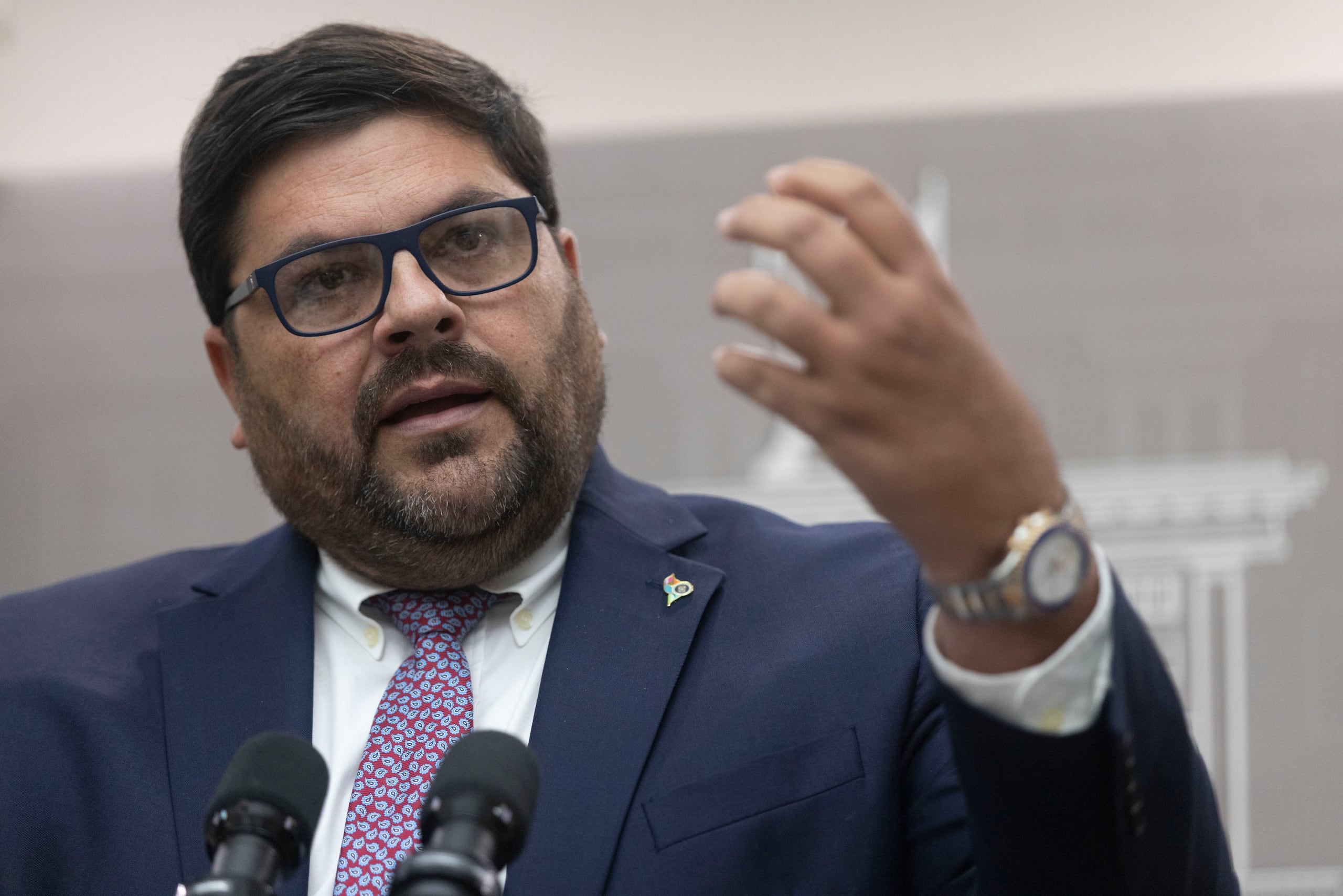 Carlos Mellado López, secretario del Departamento de Salud, esxplicó que la agencia llevaba años buscando un edificio en San Juan para reubicar su sede, pues el edificio que ocupan en la zona del Centro Médico de Río Piedras, no está en buenas condiciones.