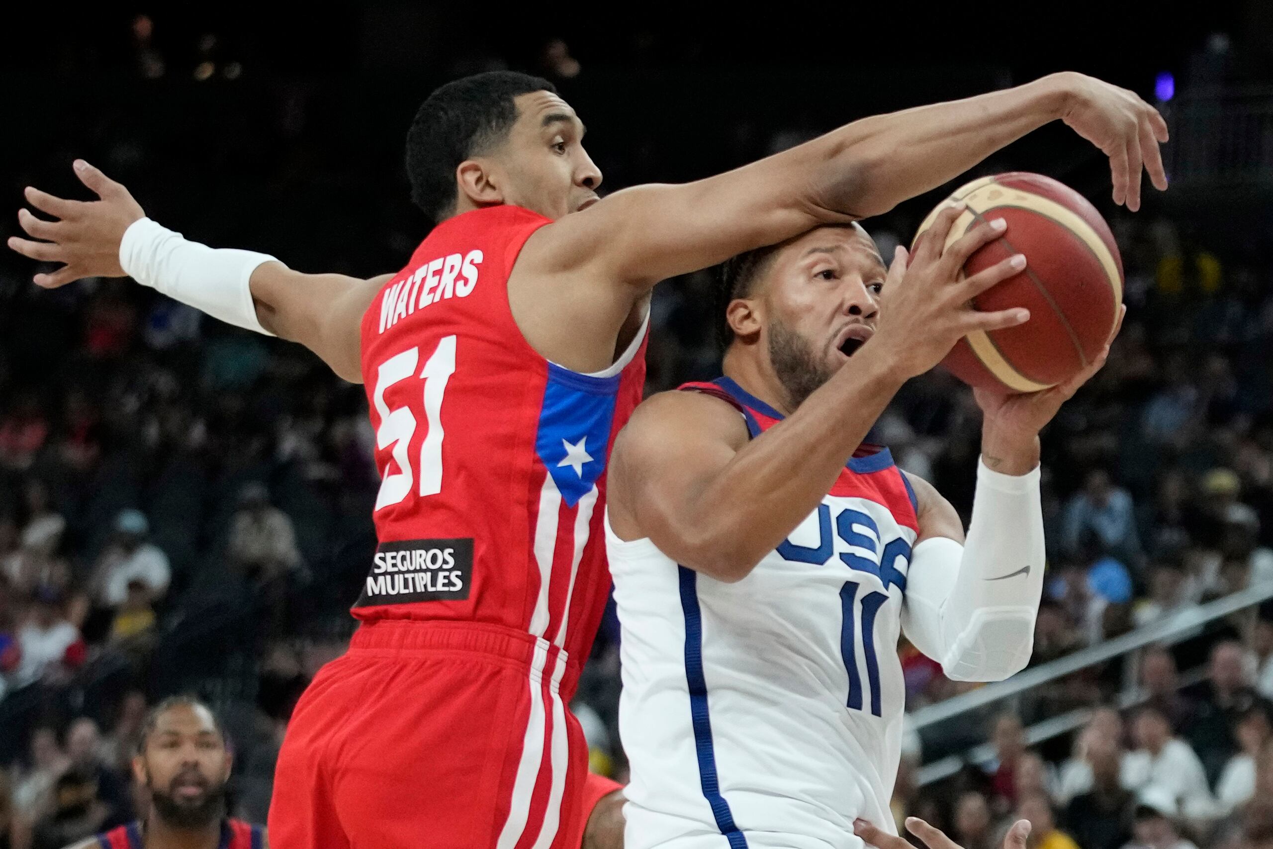 Jalen Brunson recibe una falta de Tremont Waters en una penetración al canasto.