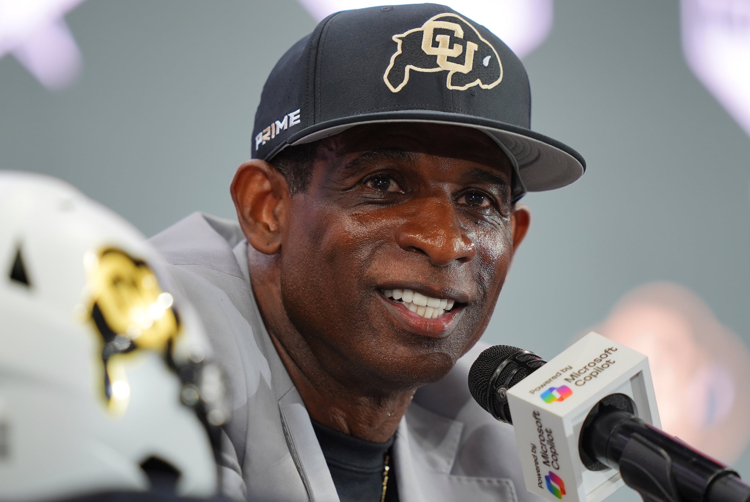 Deion Sanders, entrenador de la Universidad de Colorado, durante el día de prensa de la Conferencia Big 12, el 9 de julio de 2025, en Frisco, Texas.