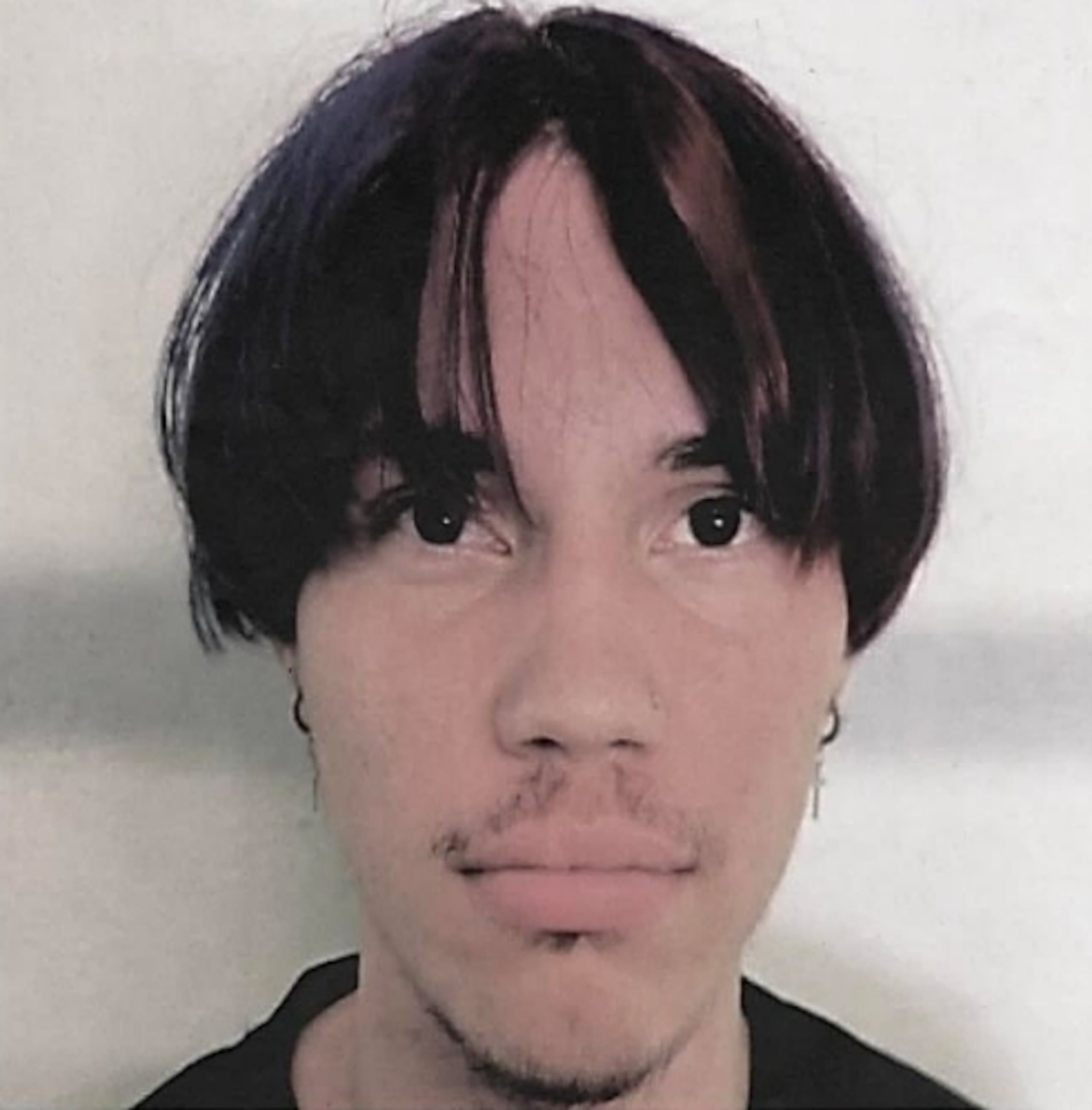 Al momento de su desaparición, Vélez Serrano vestía mahón largo azul, camiseta y calzado deportivo, ambos negros.