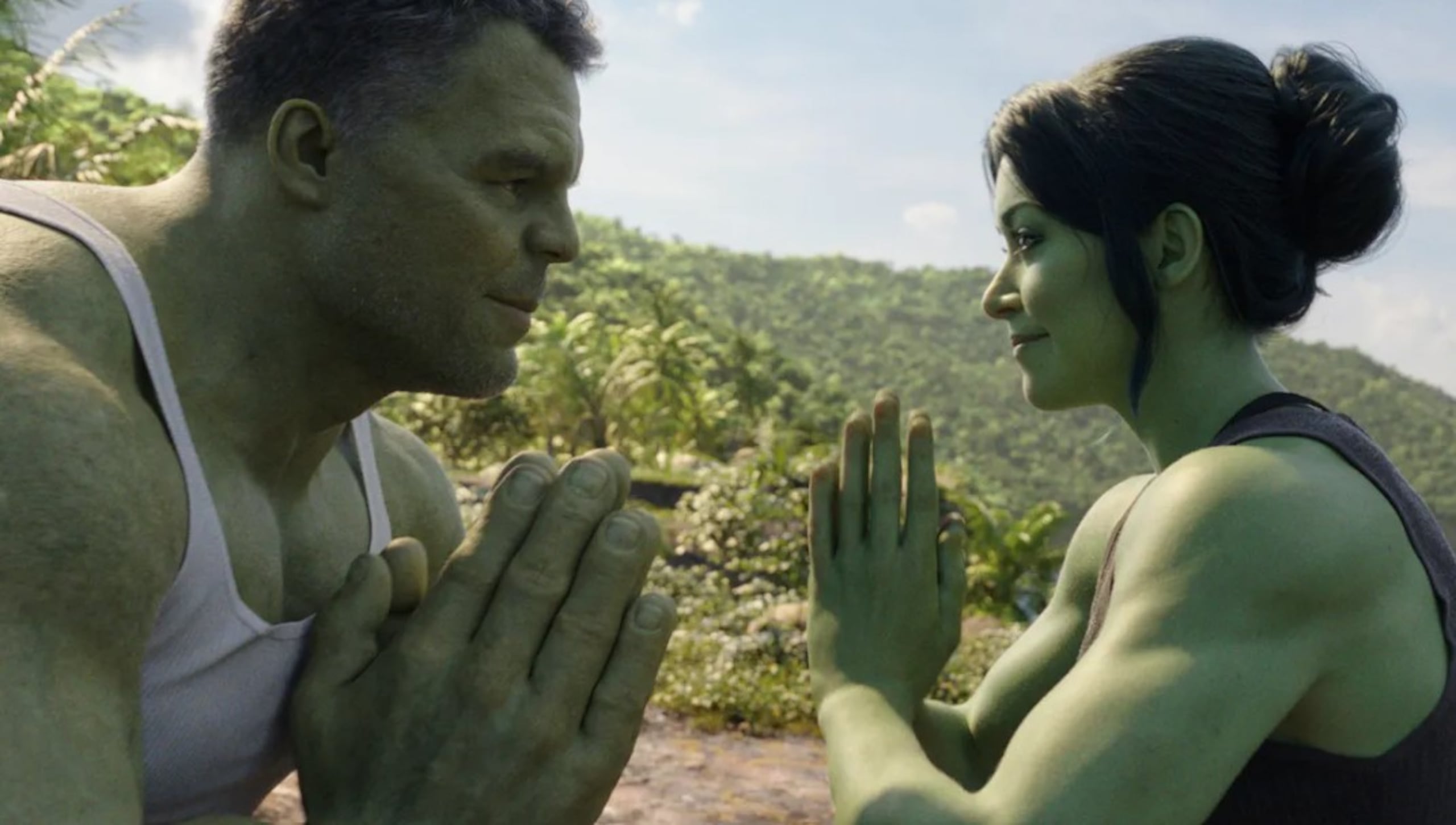 Mark Ruffalo y Tatiana Maslany en una escena de la serie de Marvel "She Hulk Attorney At Law".