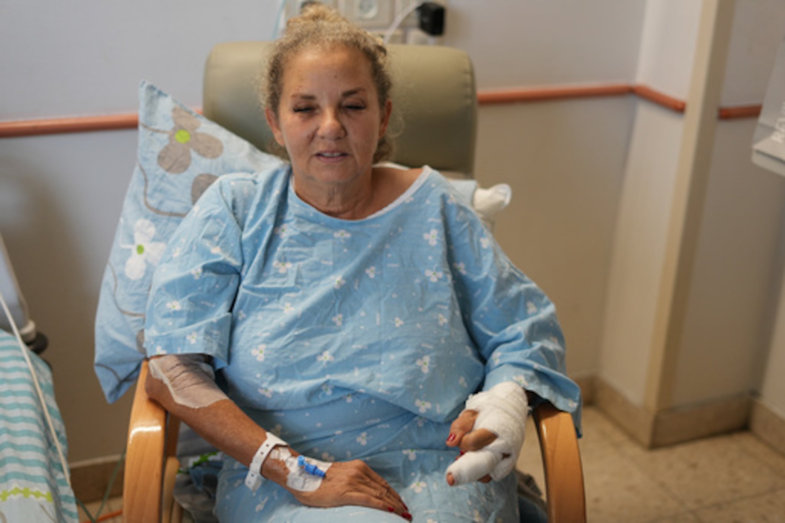 La fotoperiodista del «Washington Post» Heidi Levine recibe atención médica en el Hospital Beilinson de Petah Tikva (Israel), el domingo 18 de octubre de 2026, tras resultar herida en un ataque perpetrado por colonos israelíes mientras cubría los enfrentamientos que estallaron el viernes durante la cosecha de aceitunas palestina en la localidad cisjordana de Abu Falah. (Foto AP/Ariel Schalit)