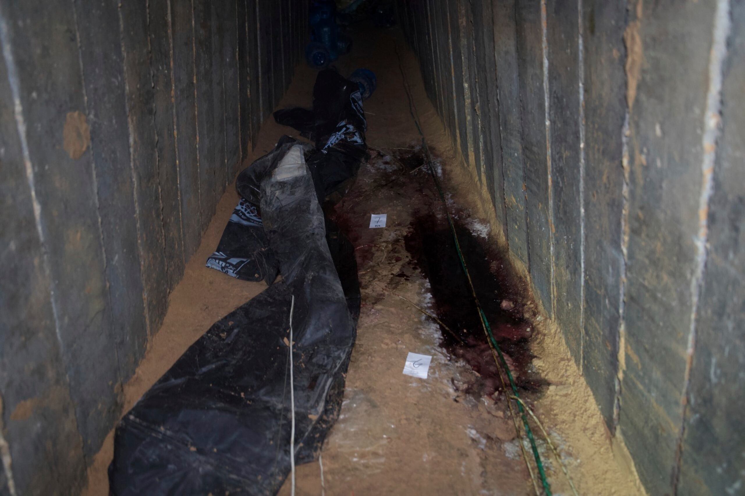 Esta foto sin fecha, entregada por las Fuerzas de Defensa de Israel, muestra un túnel que según ese organismo es donde estaban retenidos los seis rehenes recientemente asesinados por milicianos de Hamás. (Fuerzas de Defensa de Israel via AP)