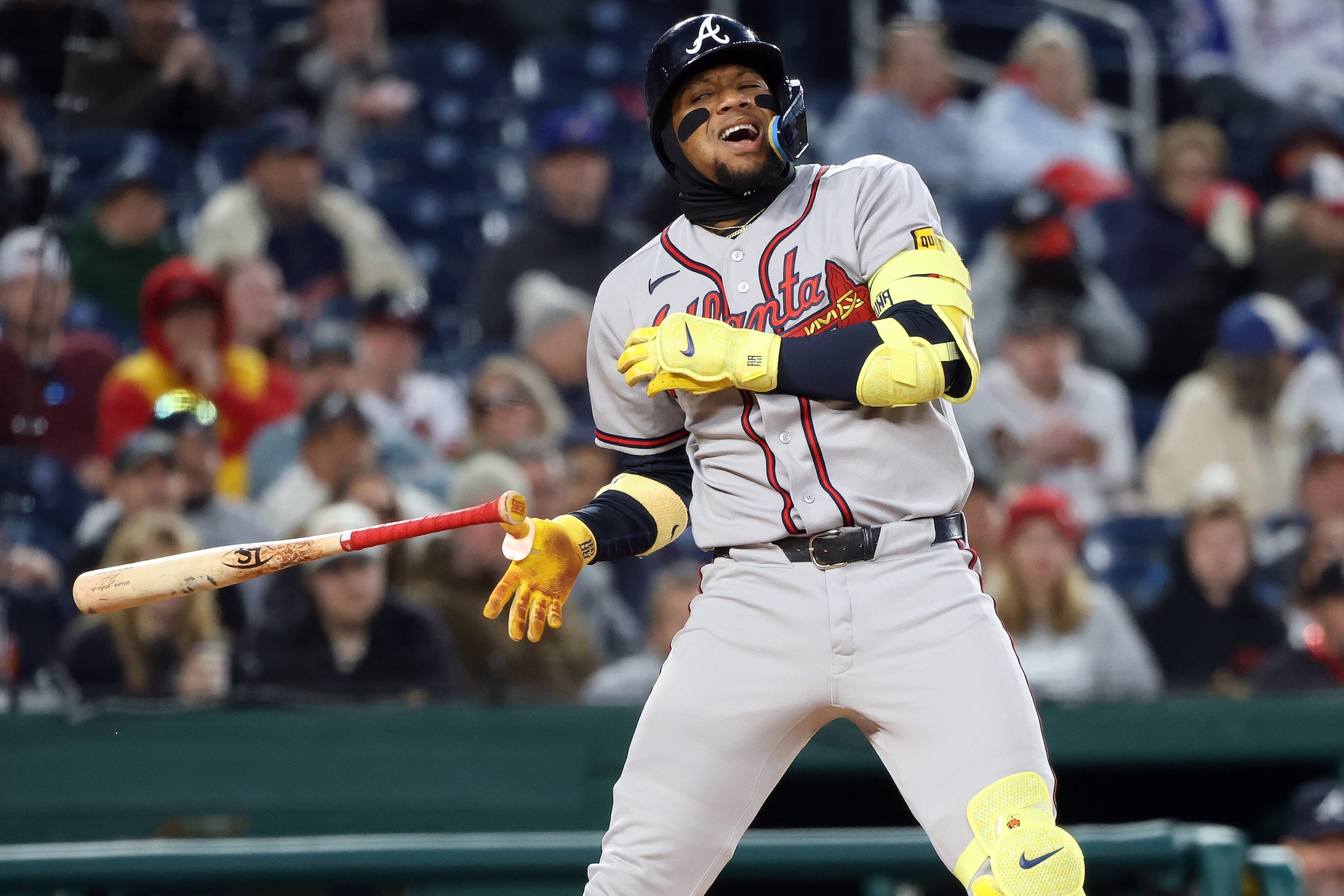 Ronald Acuna Jr., de los Braves de Atlanta, es golpeado por un lanzamiento durante la cuarta entrada del juego de béisbol de Grandes Ligas contra los Nationals de Washington.
