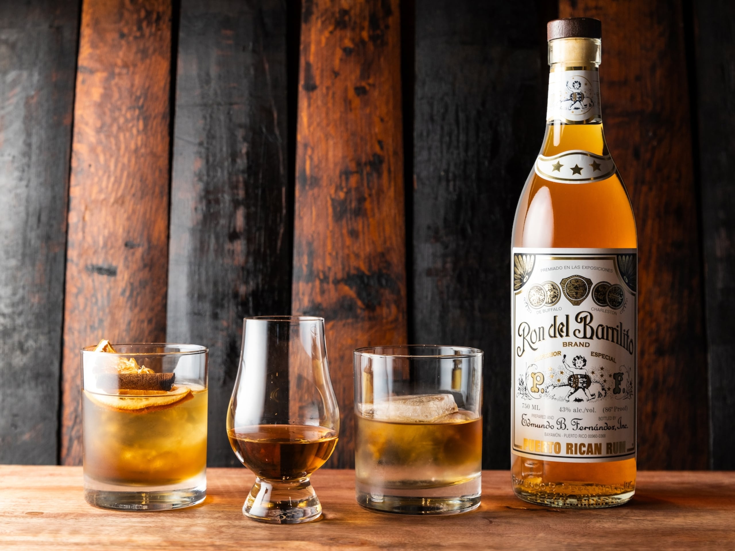 Ron del Barrilito Tres Estrellas posee aromas de almendras, vainilla, pasas y plátanos con fuerte nota amaderada.