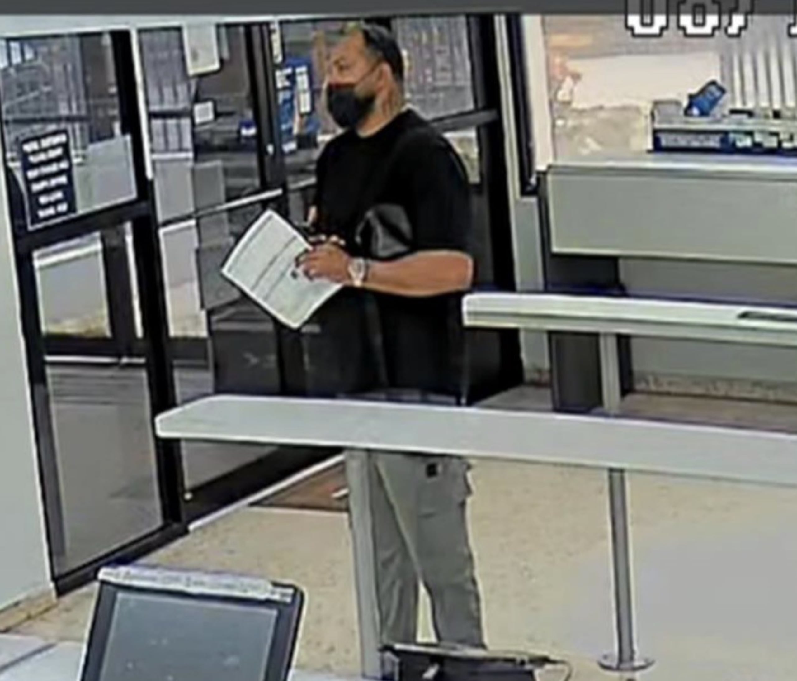 El CIC de Guayama solicitó información a la ciudadanía que conduzca a la identificación y arresto del sospechoso de cometer fraude contra una adulta mayor.