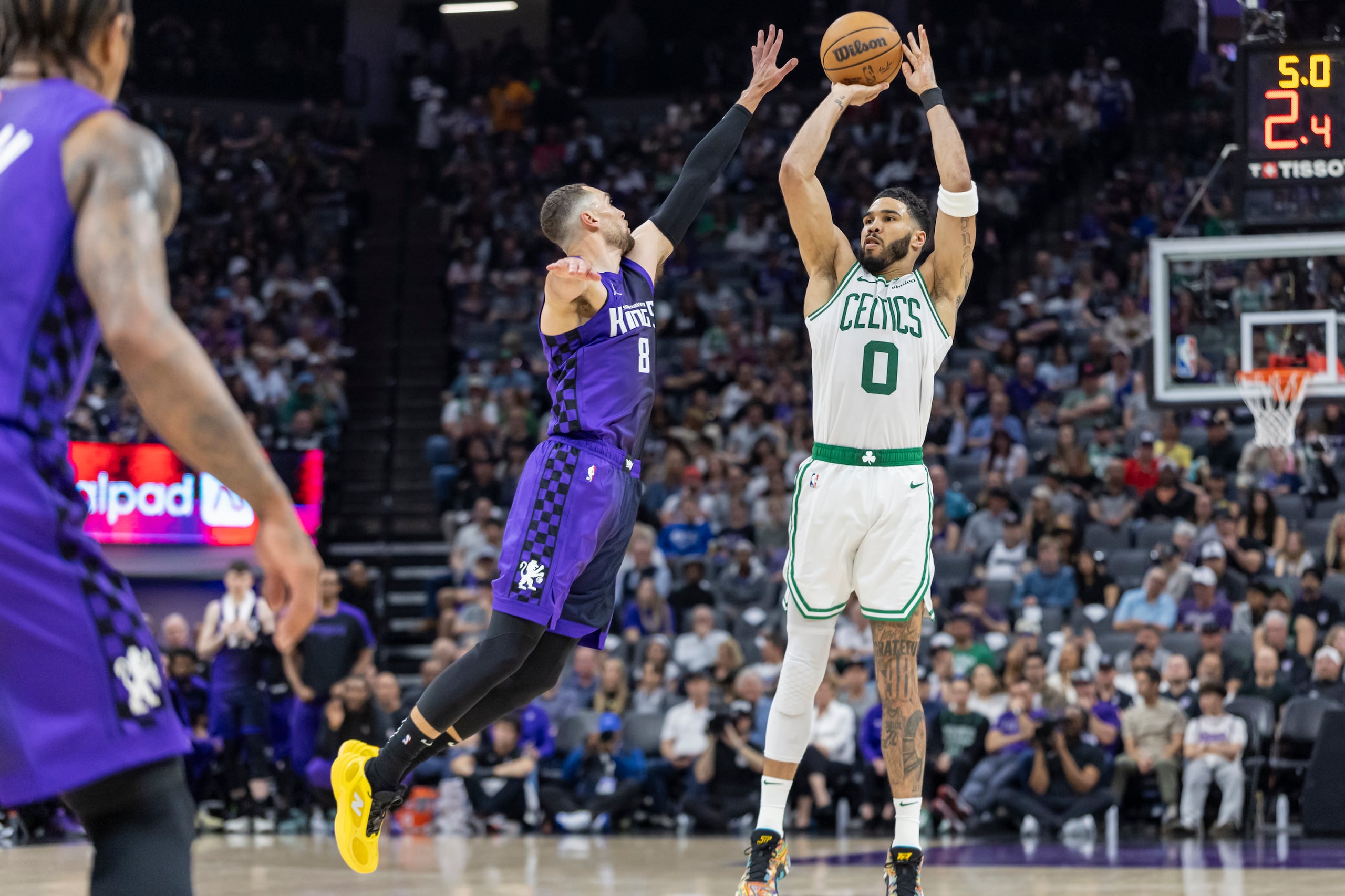 El alero de los Celtics de Boston Jayson Tatum intenta un tiro de tres mientras lo defiende el alero de los Kings de Sacramento, DeMar DeRozan.