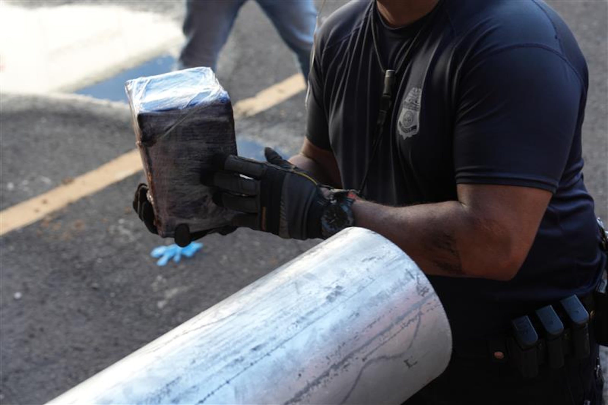 Oficiales de Aduanas y Protección Fronteriza de los Estados Unidos incautaron 403 libras de cocaína ocultas dentro de cilindros de puertas enrollables en un contenedor que llegó al puerto de San Juan procedente de la República Dominicana.