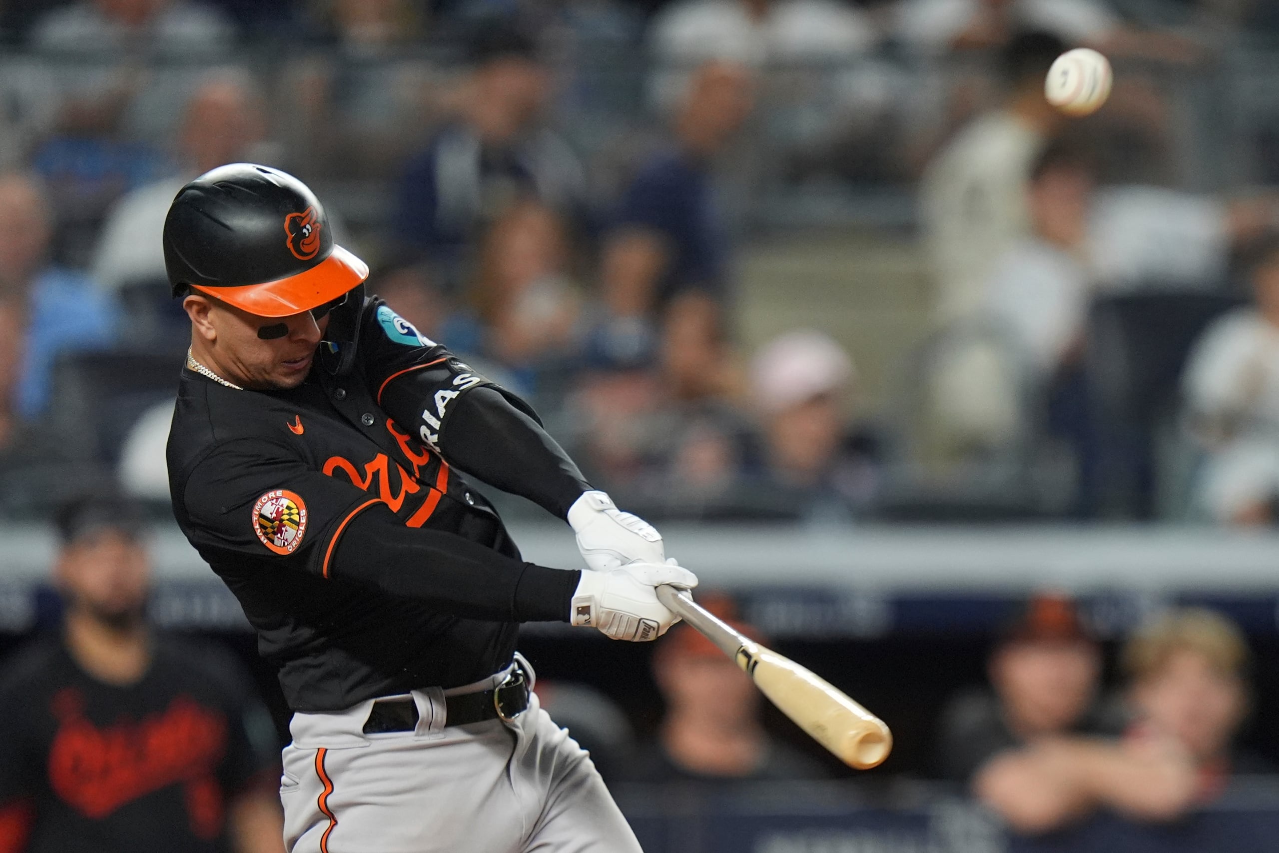 Ramón Urías, de los Orioles de Baltimore, batea un cuadrangular en la octava entrada ante los Yankees de Nueva York.