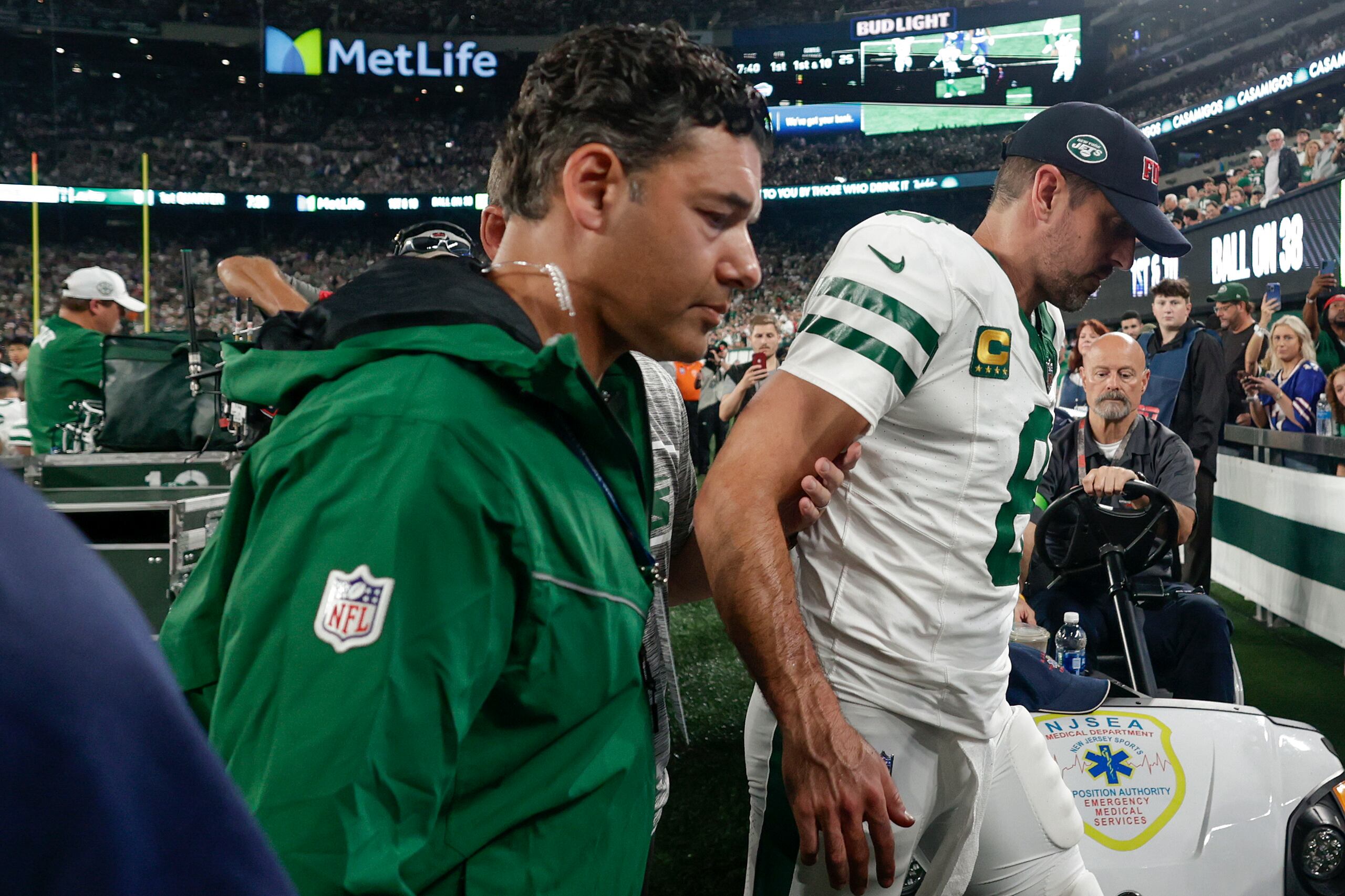 Aaron Rodgers (8), quarterback de los Jets de Nueva York, es atendido en el campo durante el primer cuarto del partido de la NFL en contra de los Bills de Buffalo.