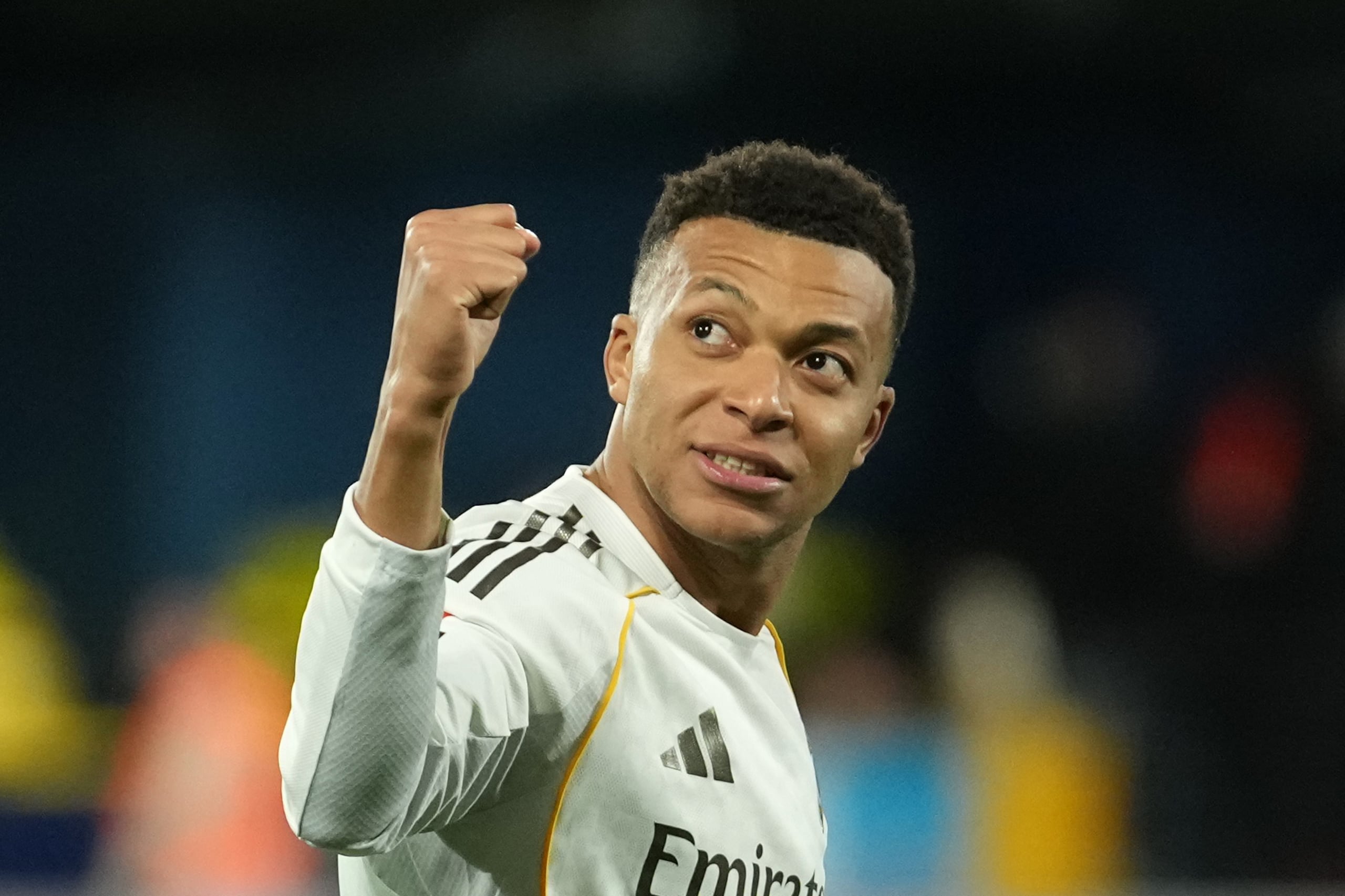 Kylian Mbappe, delantero del Real Madrid, celebra tras marcar un gol ante el Villarreal en La Liga española.