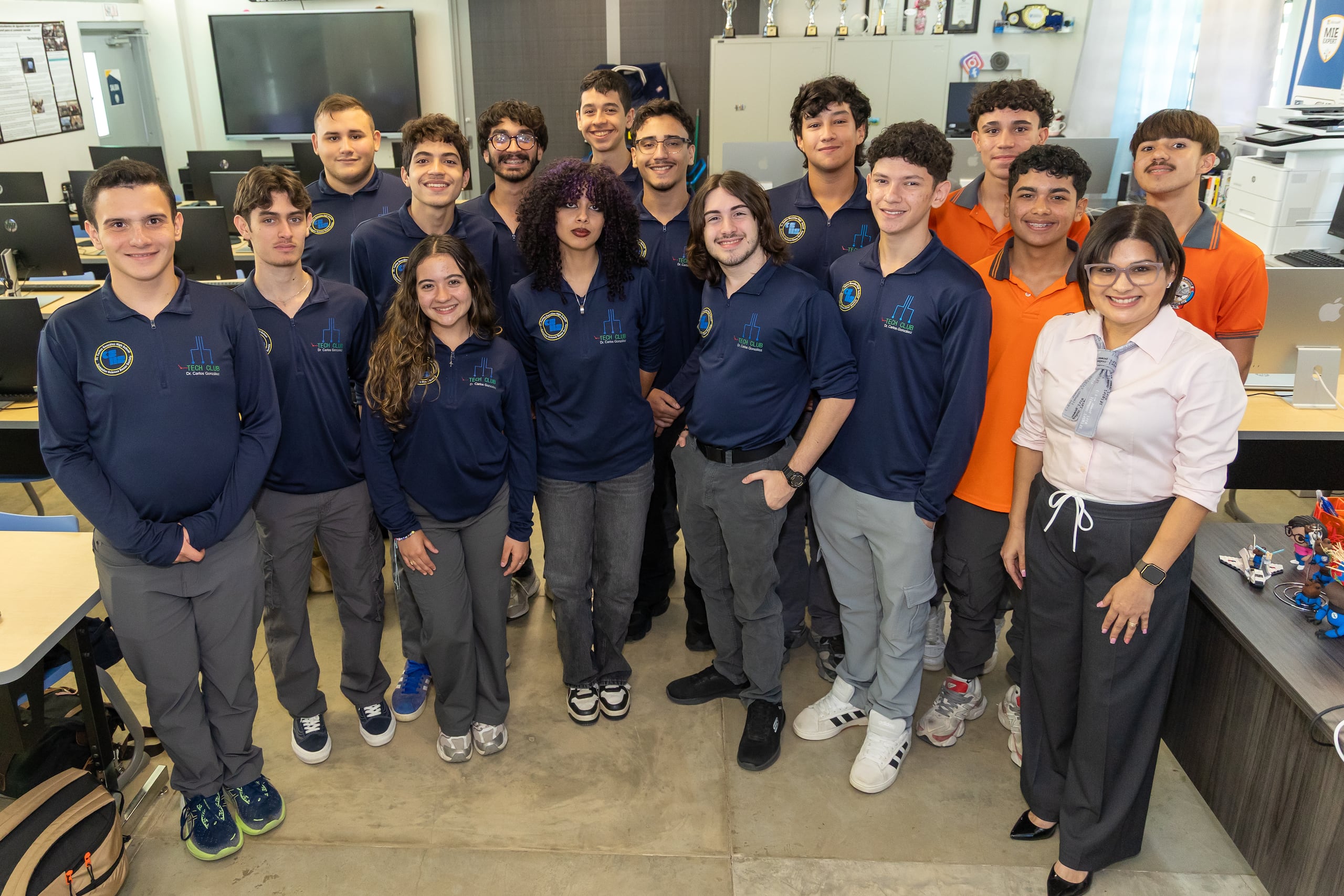 Dirigidos por la maestra Yamitza Rosas Rodríguez, los alumnos trabajan con apps y artefactos que ayudarían desde minimizar el problema de la basura espacial, alertar sobre peligro de inundaciones y las condiciones del mar, hasta manejar finanzas y cuidar de la vida.