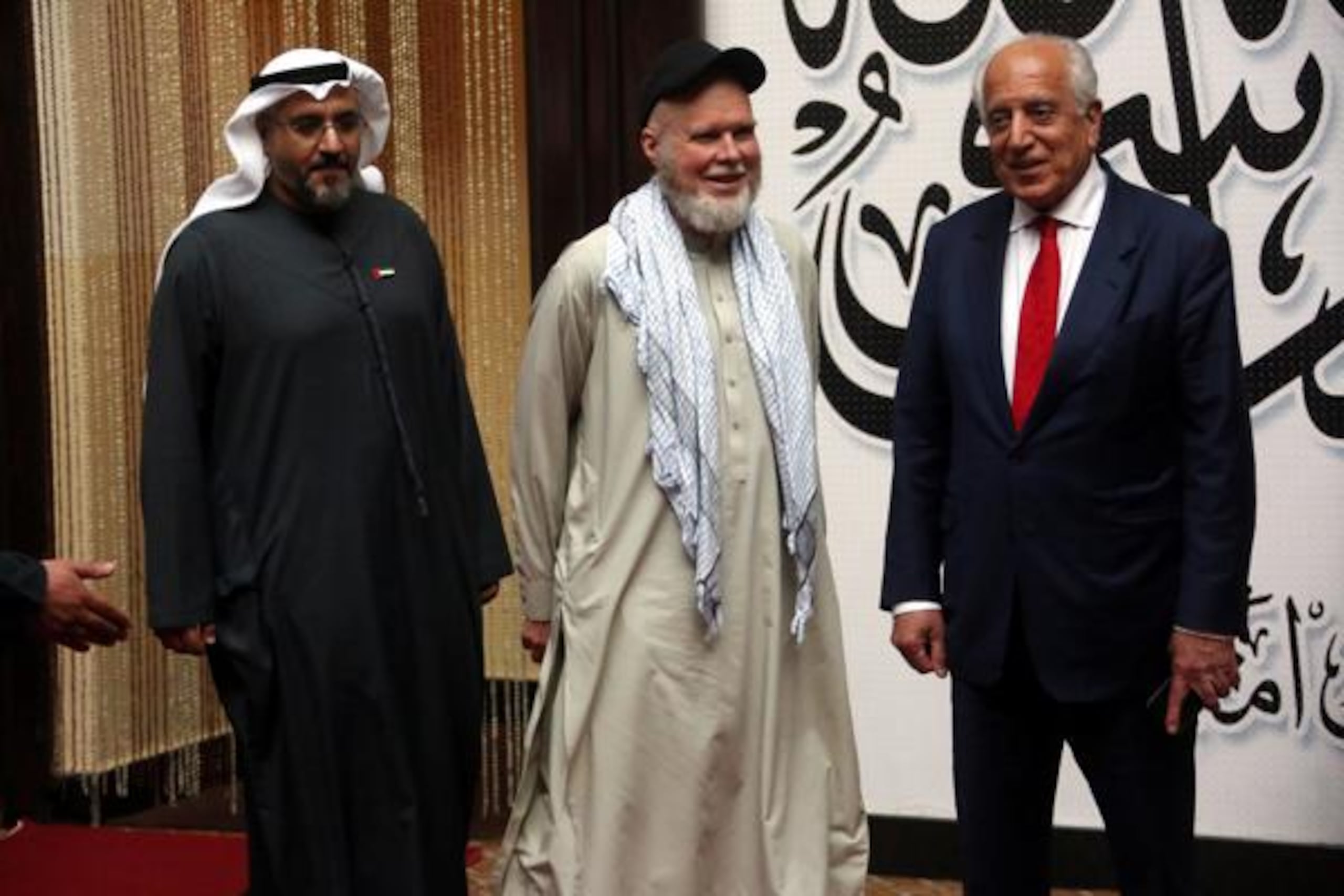 El ciudadano estadounidense Dennis Coyle (C) se encuentra junto al exembajador de EE.UU. en Afganistán, Zalmay Khalilzad (D), y el embajador de los Emiratos Árabes Unidos en Kabul, Saif Mohammed Al-Ketbi (I), tras su liberación por parte del gobierno talibán, en Kabul, Afganistán, 24 de marzo de 2026. Las autoridades talibanas de Afganistán anunciaron que habían liberado a un ciudadano estadounidense que había estado detenido durante más de un año. El Ministerio de Asuntos Exteriores afgano añadió que la familia del lingüista e investigador Dennis Coyle había apelado al líder supremo del país para su liberación antes del Eid. (Afganistán) EFE/EPA/SAMIULLAH POPAL