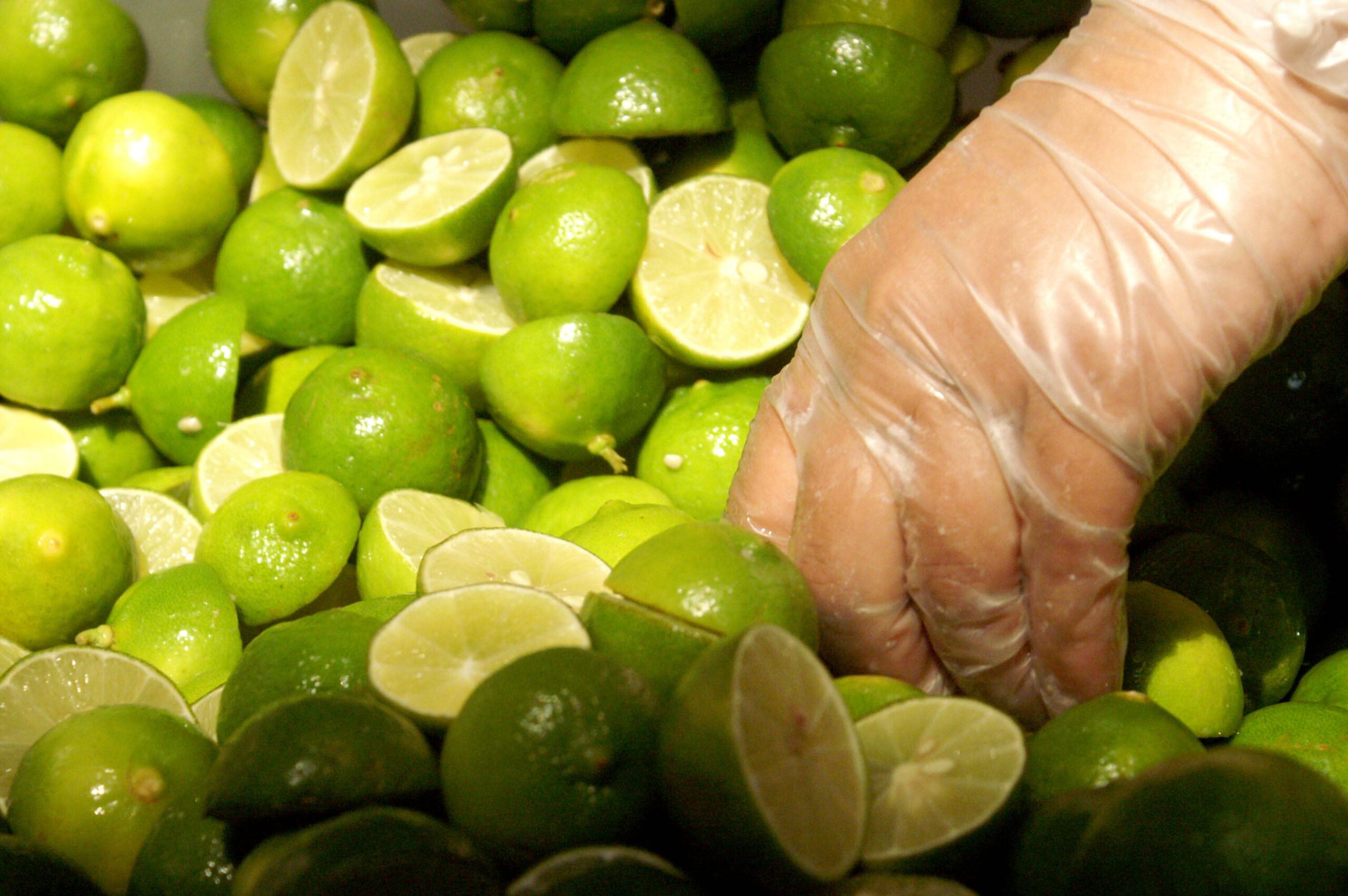 El limón puede favorecer el tránsito intestinal.