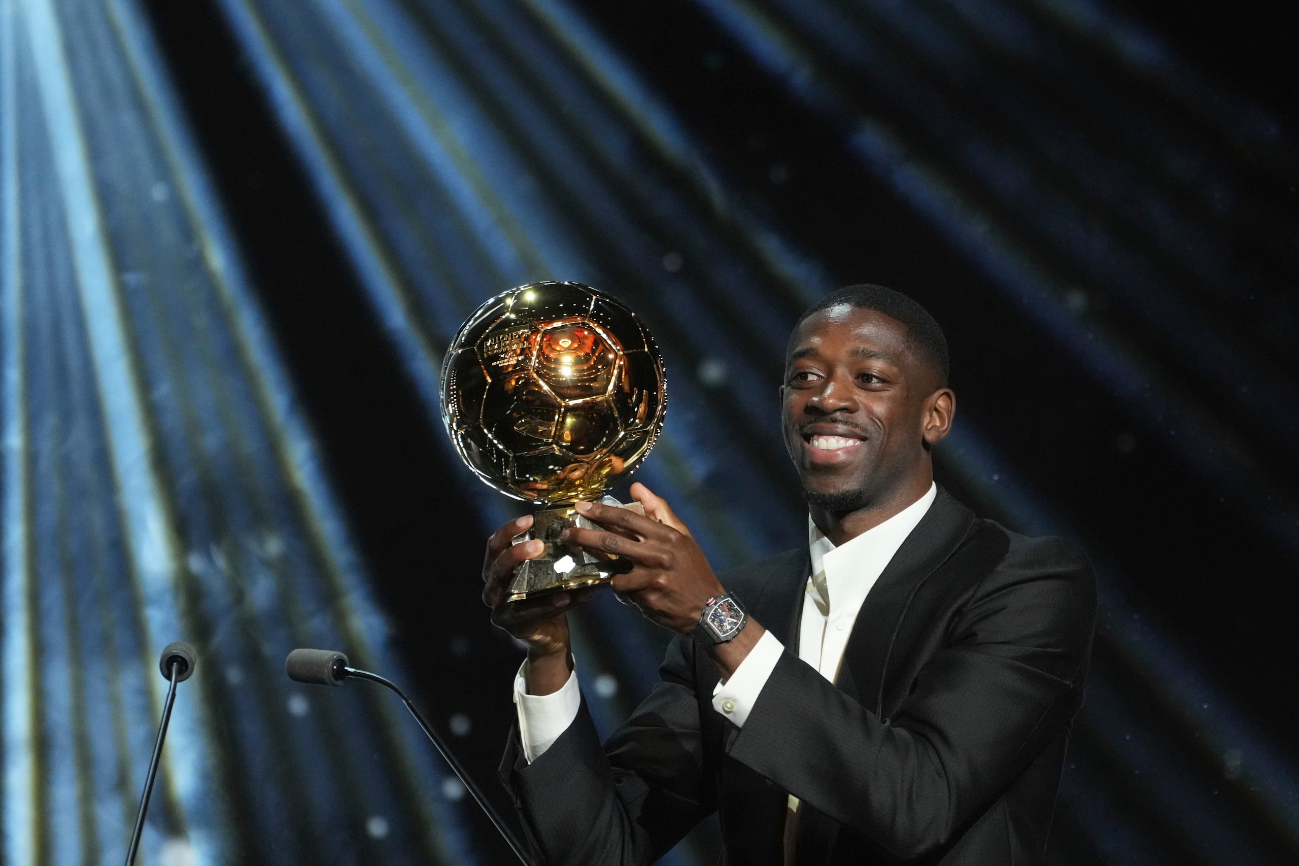 Ousmane Dembélé, del Paris Saint-Germain, levanta el Balón de Oro 2025.