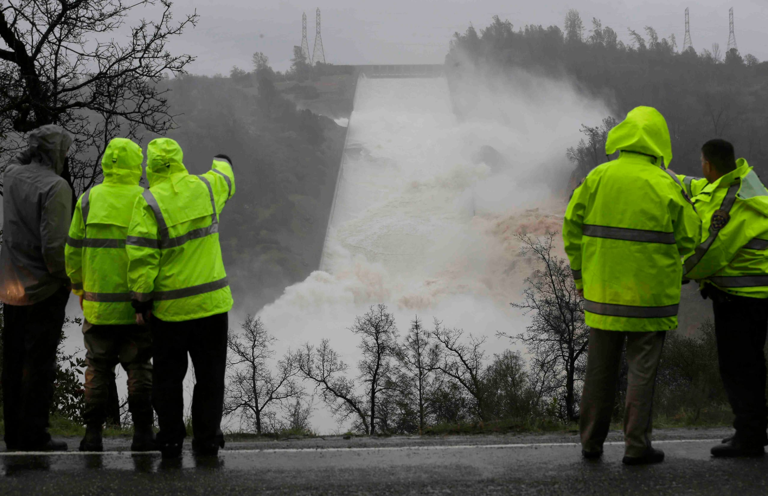 El agua comenzó a correr por el aliviadero de emergencia a las 8:00 a.m. (AP)