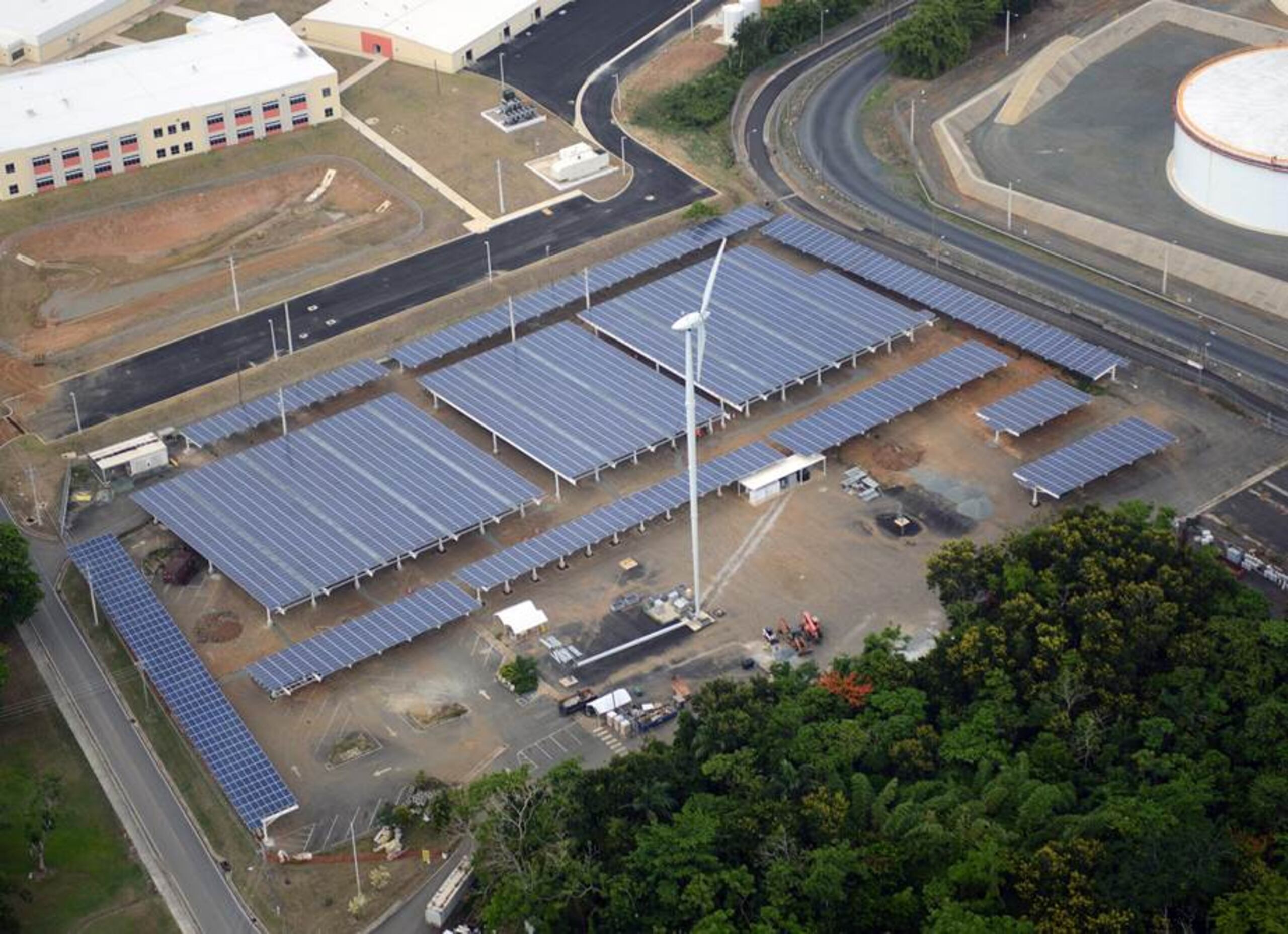 El fuerte Buchanan cuenta con dos turbinas eólicas y 21.824 paneles solares fotovoltaicos sin sistema de baterías.