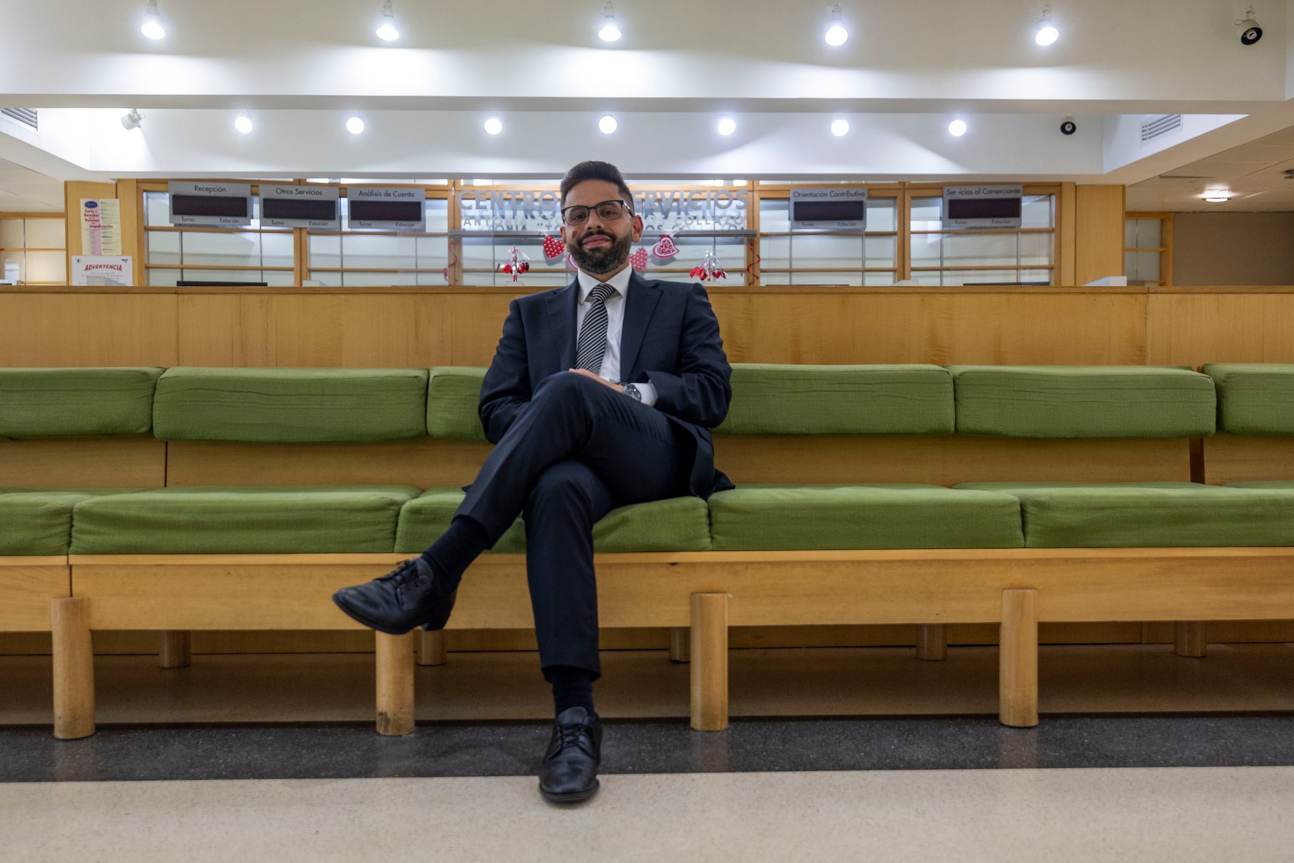 San Juan, Puerto Rico, Enero 25, 2024 - FOTOS para ilustrar una historia sobre Francisco Parés tras su renuncia al Departamento de Hacienda. La foto se realizó en la sede de Hacienda en el Edificio Intendente Ramírez en Puerta de Tierra - el secretario saliente mencionó que uno de sus logros es ver vacío tanto el vestíbulo y la oficina de servicios al contribuyente en la sede de la agencia como consecuencia de la digitalización de los servicios y otras gestiones que realizó .
