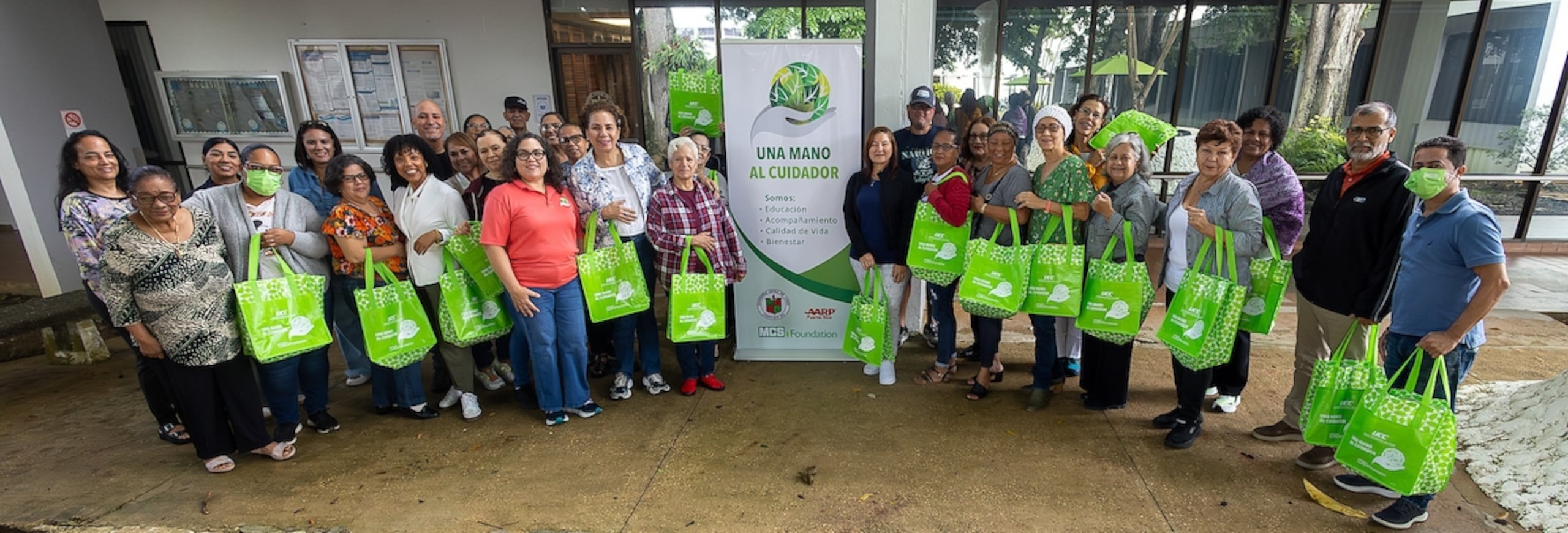 El programa "Una Mano al Cuidador" es una iniciativa que busca mejorar el nivel de cuidado y bienestar de los adultos mayores en la isla.