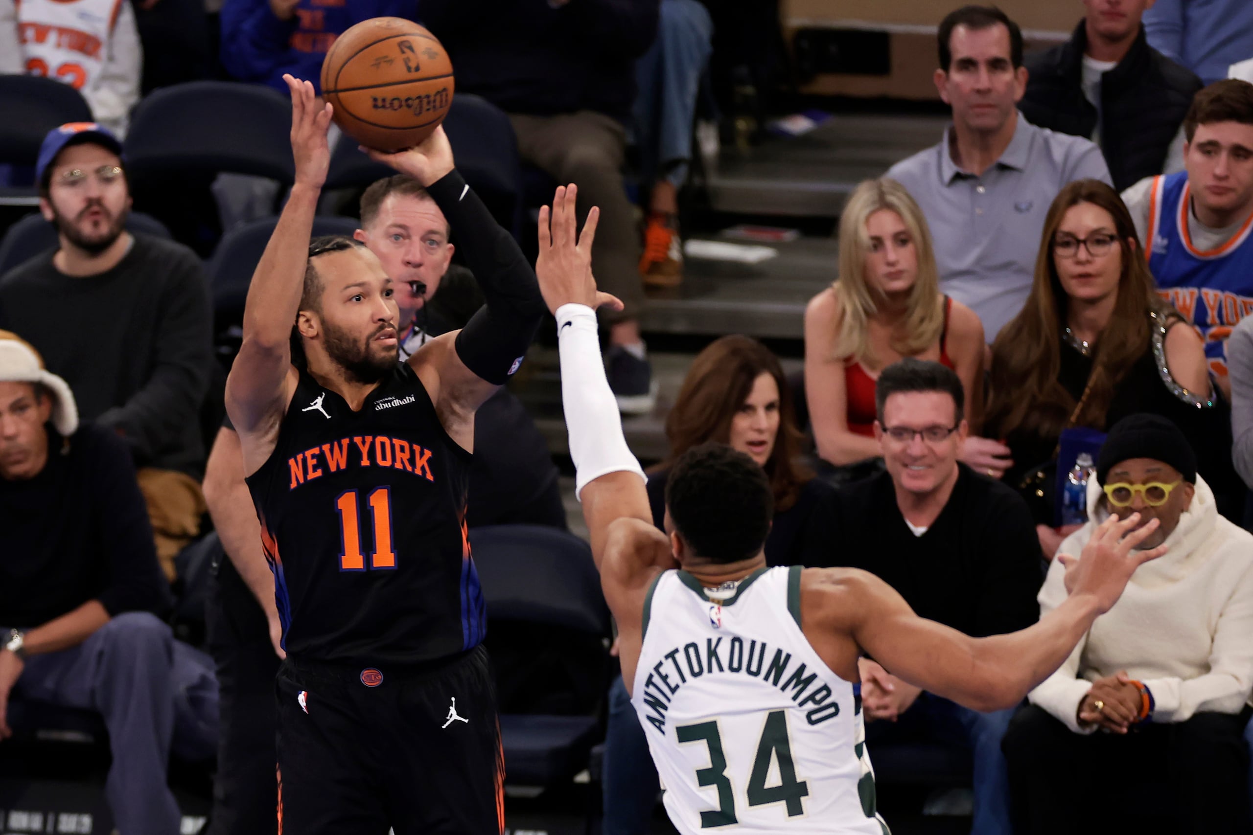 Jalen Brunson (11), de los Knicks de Nueva York, tira de larga distancia sobre Giannis Antetokounmpo, de los Bucks de Milwaukee, durante la segunda mitad del juego de baloncesto de la Copa NBA. Los Knicks salieron airosos para avanzar a los cuartos de final y eliminar al campeón defensor de la Copa NBA.