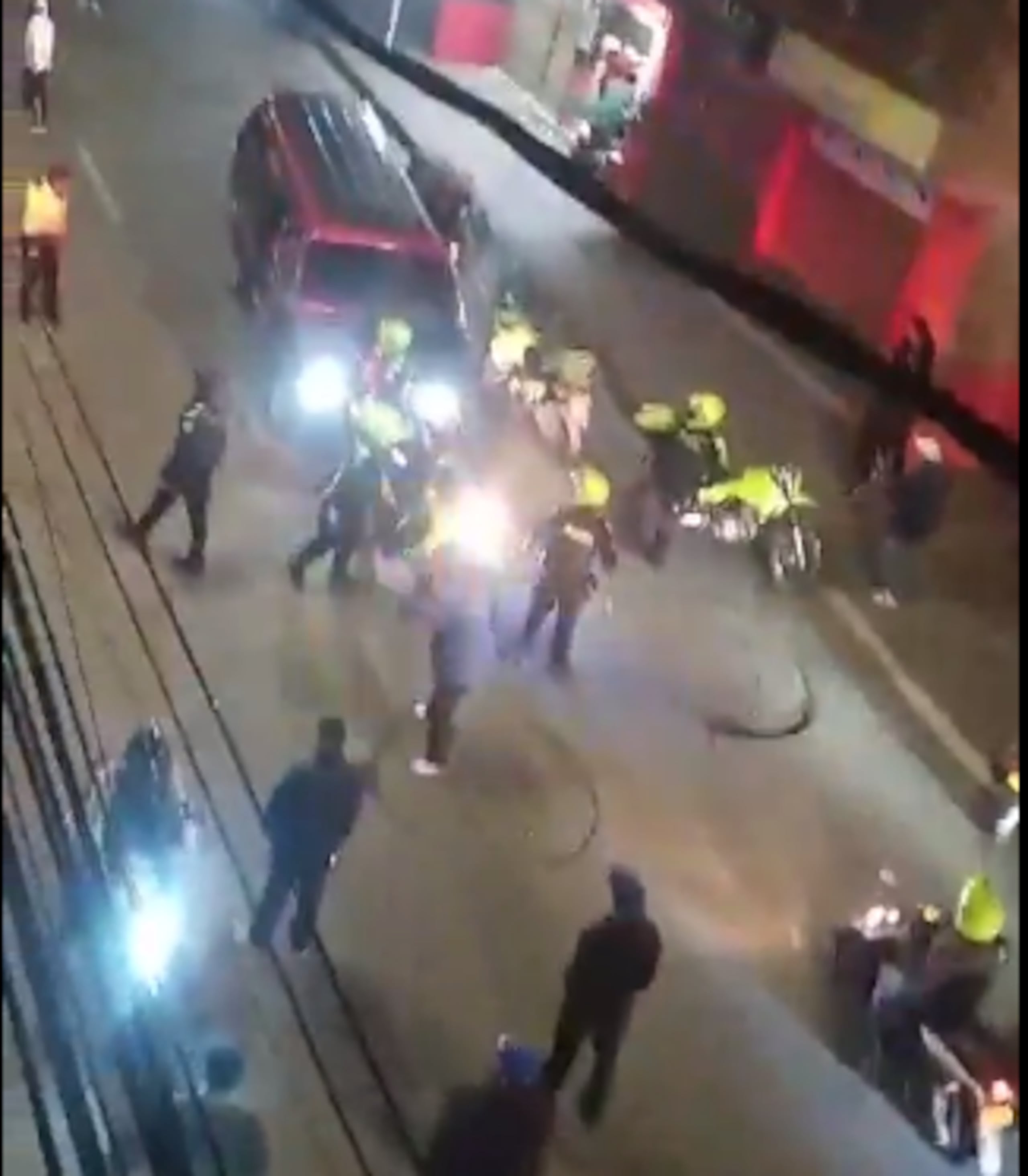 La Policía intenta calmar a los fanáticos agresivos en una zona del sur de Bogotá.