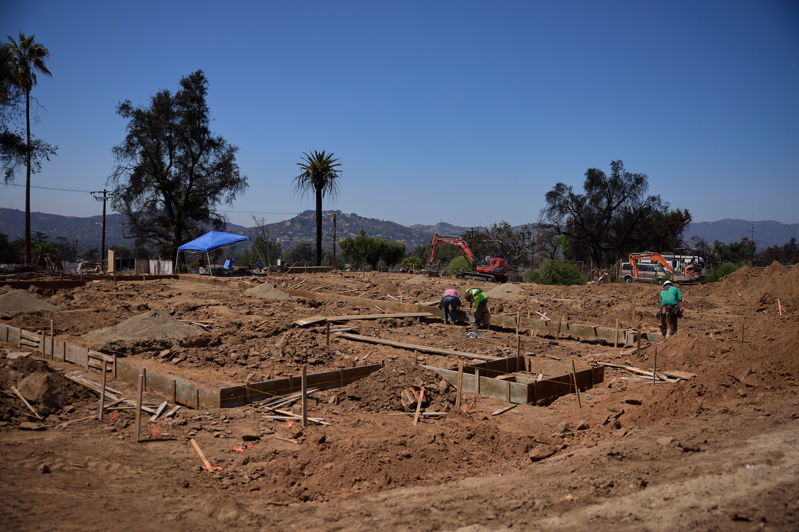 Los dueños de viviendas han tenido que seguir pagando sus hipotecas pese a que sus hogares se quemaron y el seguro no cubre la reconstrucción total.