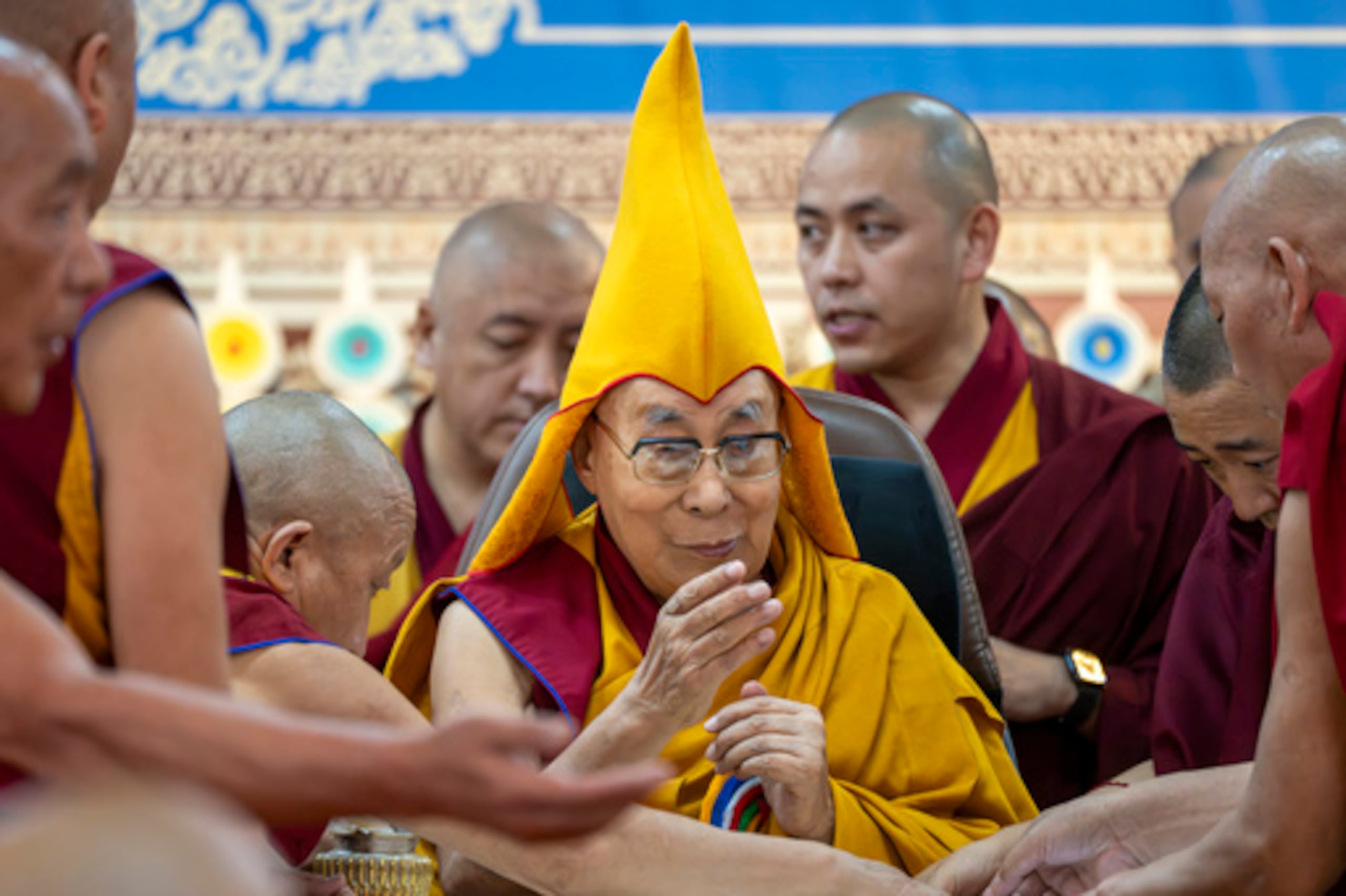 Aunque muchos tibetanos buscan la independencia total, el Dalai Lama ha dicho durante mucho tiempo que sólo busca una autonomía sustancial e identidad para el pueblo tibetano.