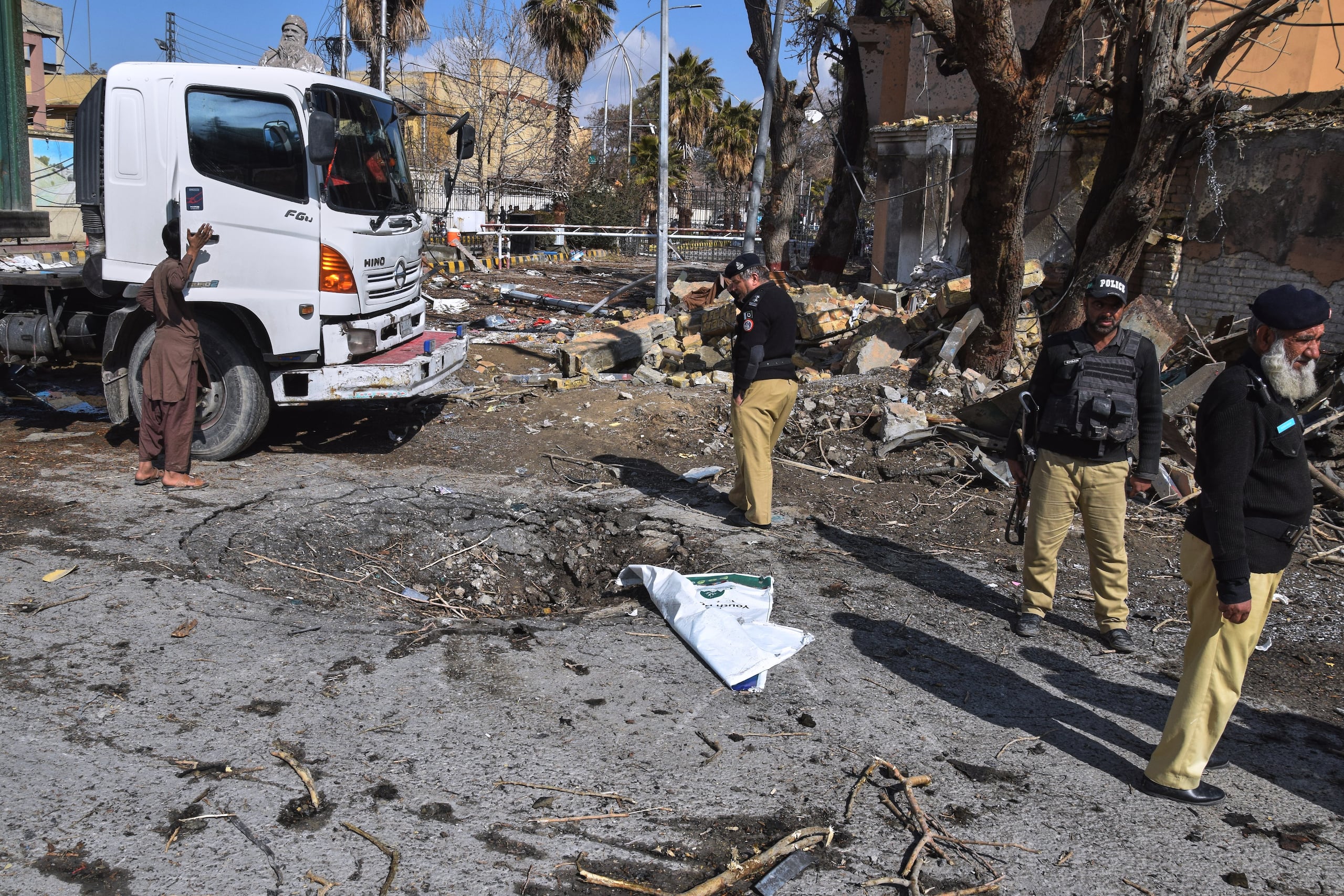 Agentes de policía examinan el lugar de un atentado suicida, el domingo 1 de febrero de 2026, en Quetta, Pakistán. (AP Foto/Arshad Butt)