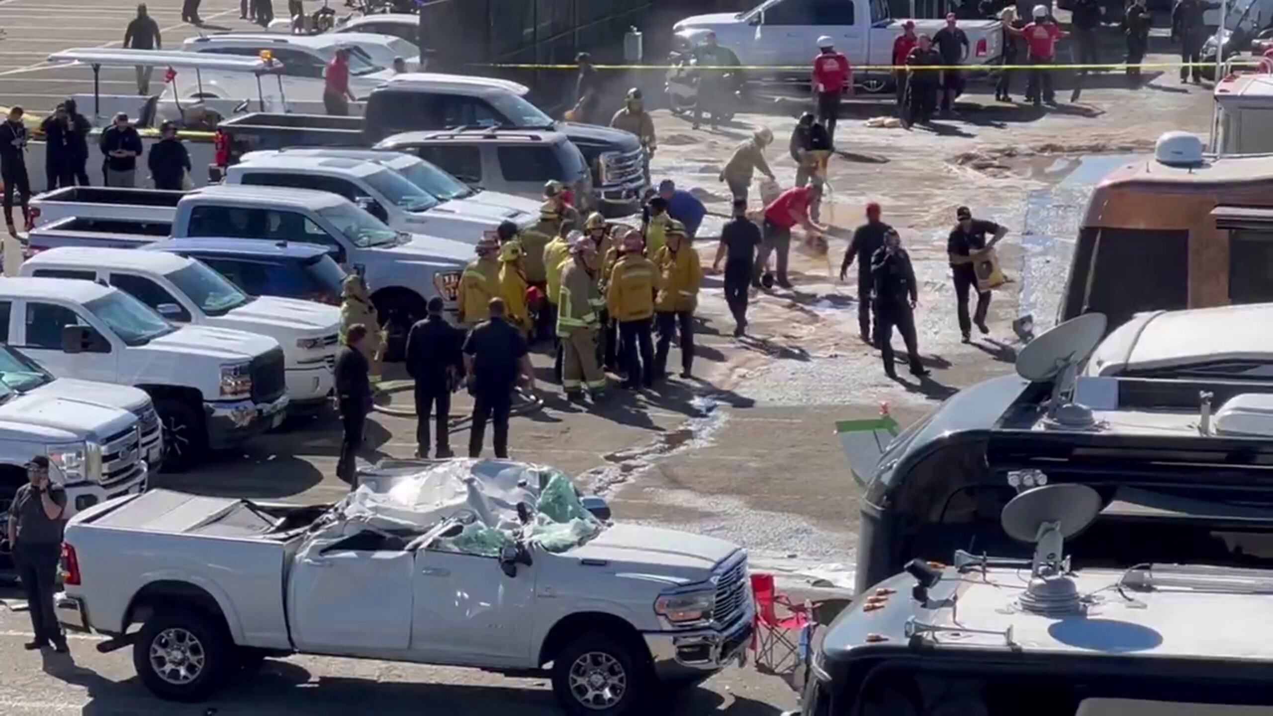 Esta imagen tomada de un video proporcionado por Jerry Jordan muestra a bomberos y otras personas trabajando en el lugar donde una avioneta monomotor se estrelló, el domingo 17 de noviembre de 2024, cerca de un evento en Pomona, California, a unos 50 kilómetros (30 millas) al este del centro de Los Ángeles. (Jerry Jordan vía AP)