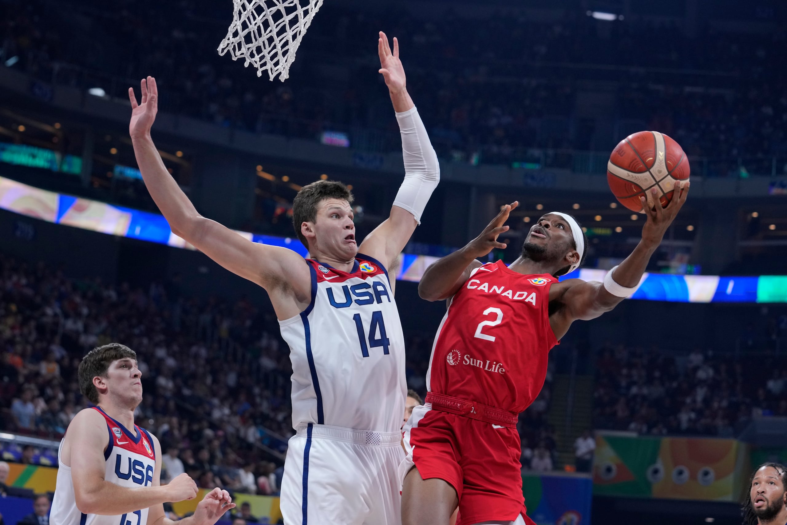 El armador canadiense Shai Gilgeous-Alexander ataca el canasto ante la defensa del pívot estadounidense Walker Kessler durante el partido por la medalla de bronce en la Copa del Mundo.