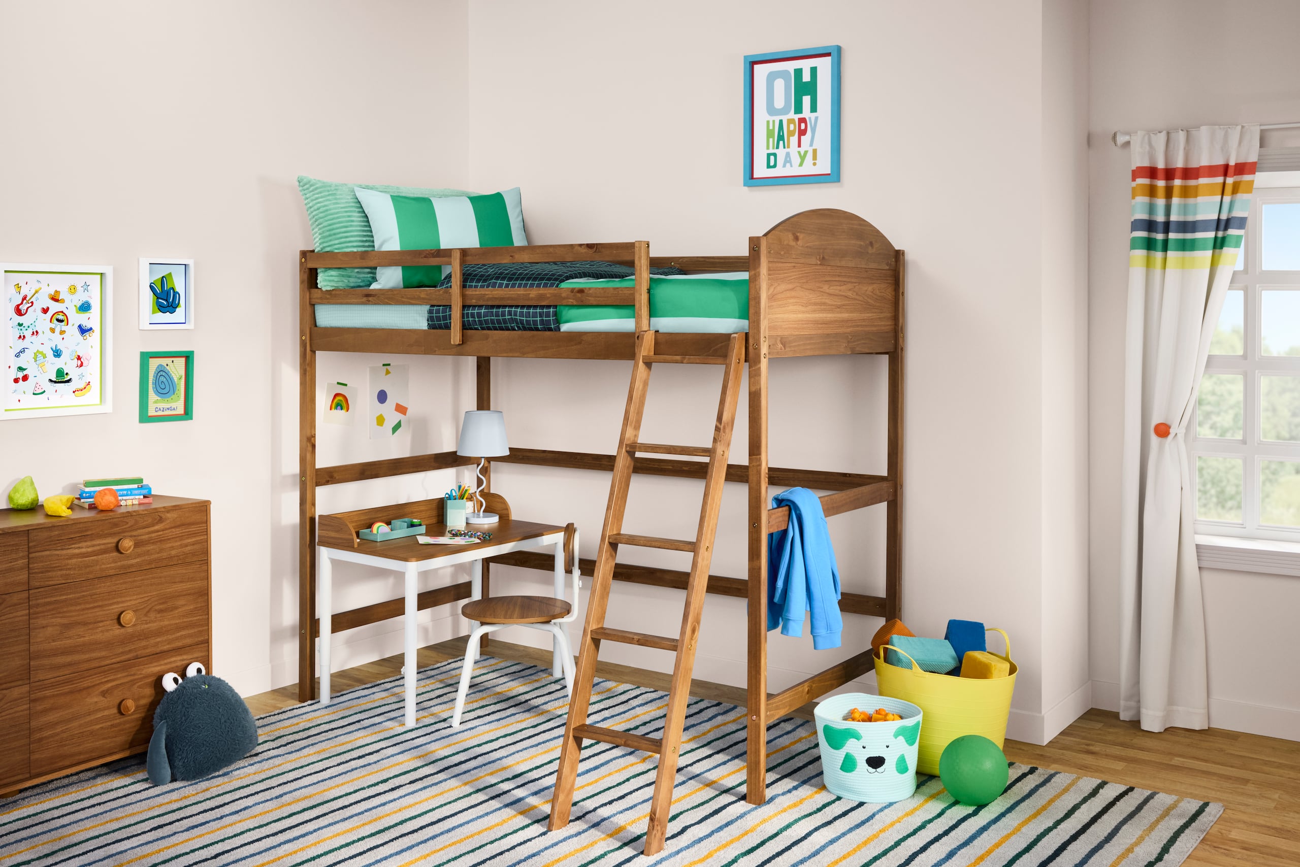Las camas diseñadas en madera, incorporan un escritorio funcional en la parte inferior que ayuda a aprovechar mejor el área disponible.