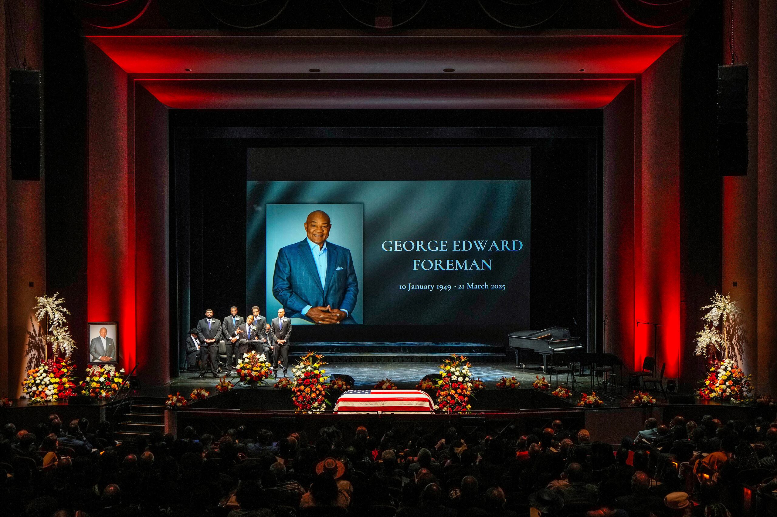 George Foreman IV junto a sus hermanos mientras pronuncia la alabanza de su padre durante un servicio conmemorativo en honor al boxeador y ministro campeón olímpico y mundial George Foreman, en el Wortham Theater Center de Houston.