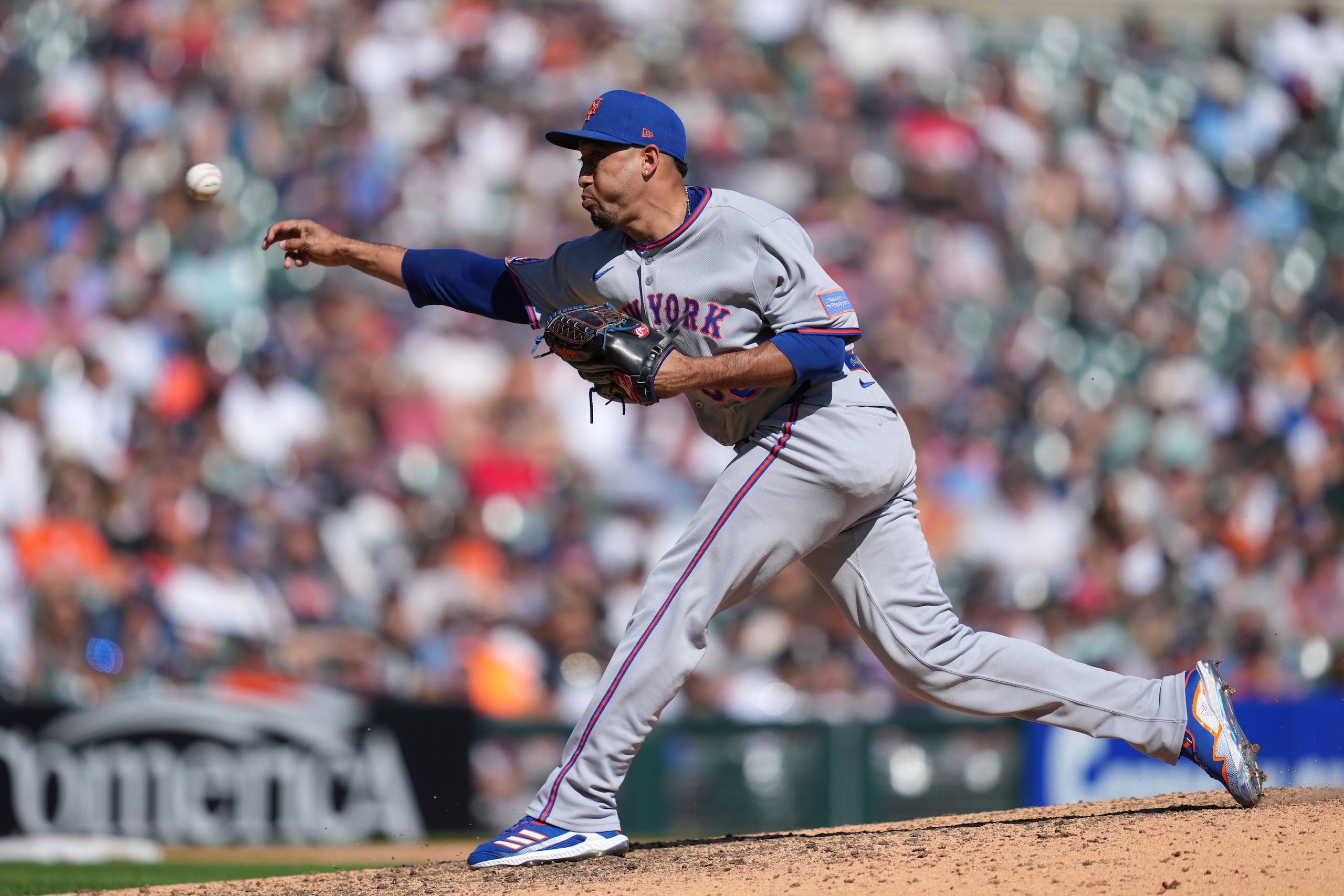 Edwin DÌaz logró su rescate número 25 en 27 oportunidades esta temporada. (AP Photo/Paul Sancya)