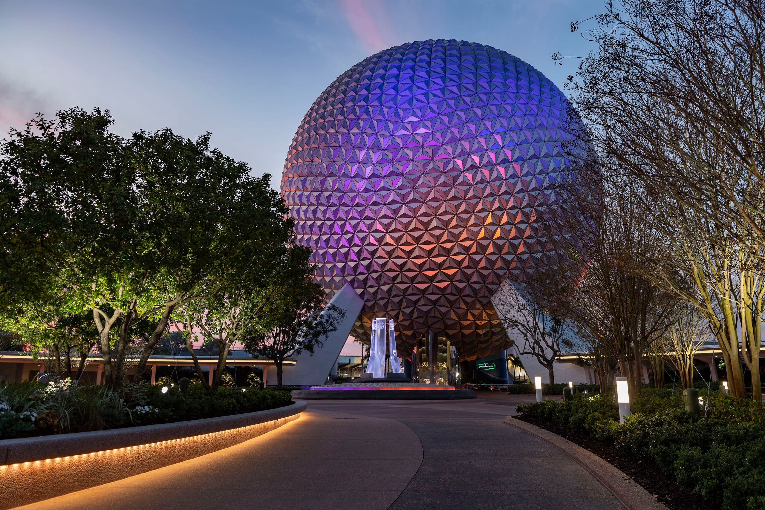 La entrada principal de Epcot frente a Spaceship Earth en Walt Disney World Resort.