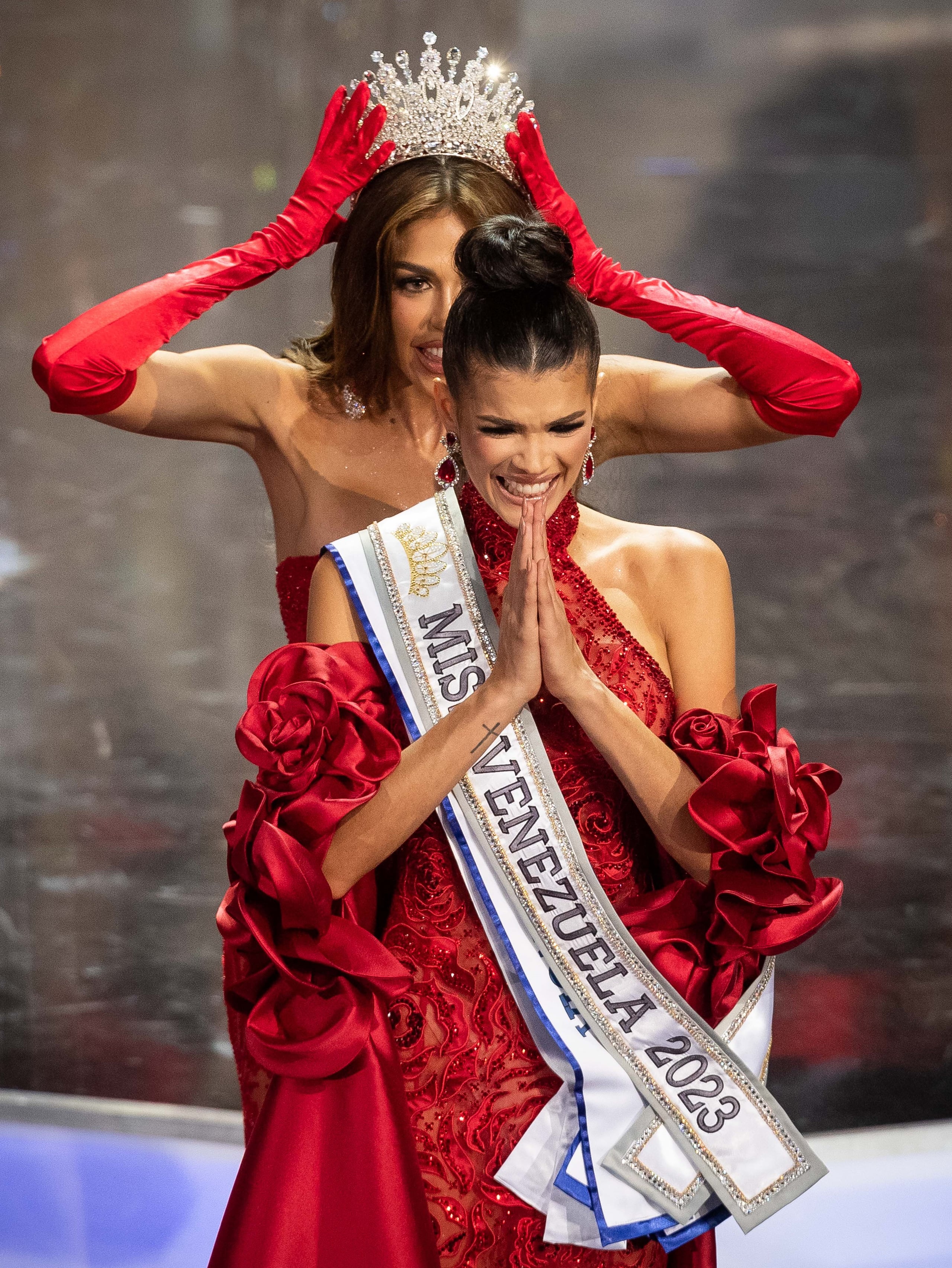 Diana Silva pasó la corona a Ileana Márquez, ganadora del certamen Miss Venezuela 2023.