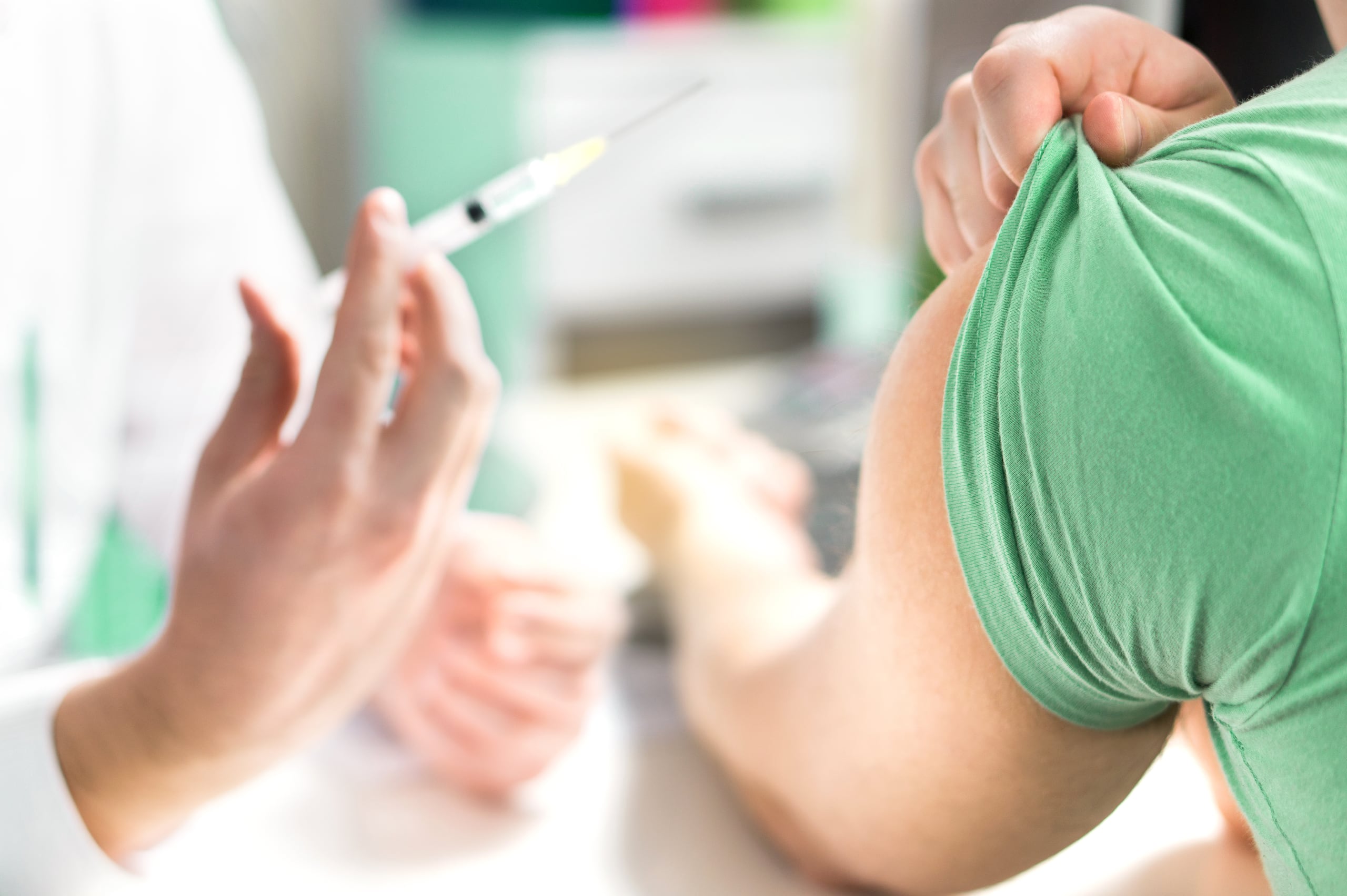 Nuevos hallazgos apuntan también a que la vacuna contra el VPH podría ayudar a reducir el riesgo de desarrollar cáncer de cabeza y cuello, específicamente en hombres.
