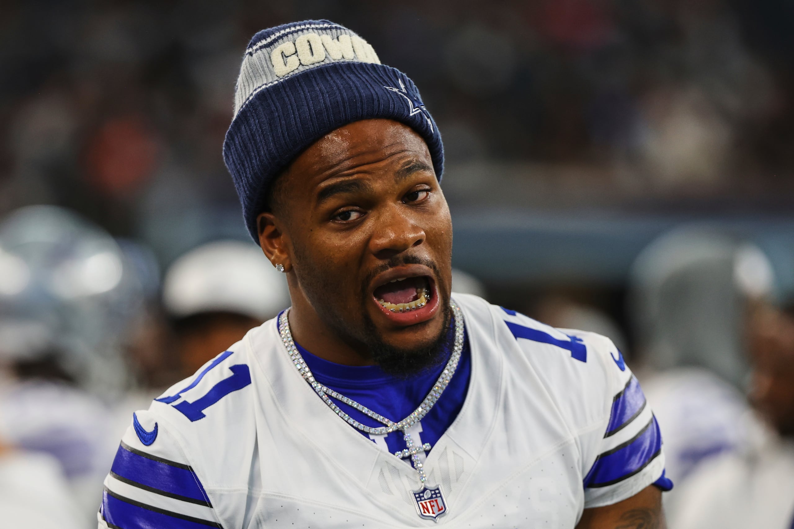Micah Parsons, de los Cowboys de Dallas, habla con sus compañeros en un partido de pretemporada ante los Ravens de Baltimore, el sábado 16 de agosto de 2025.