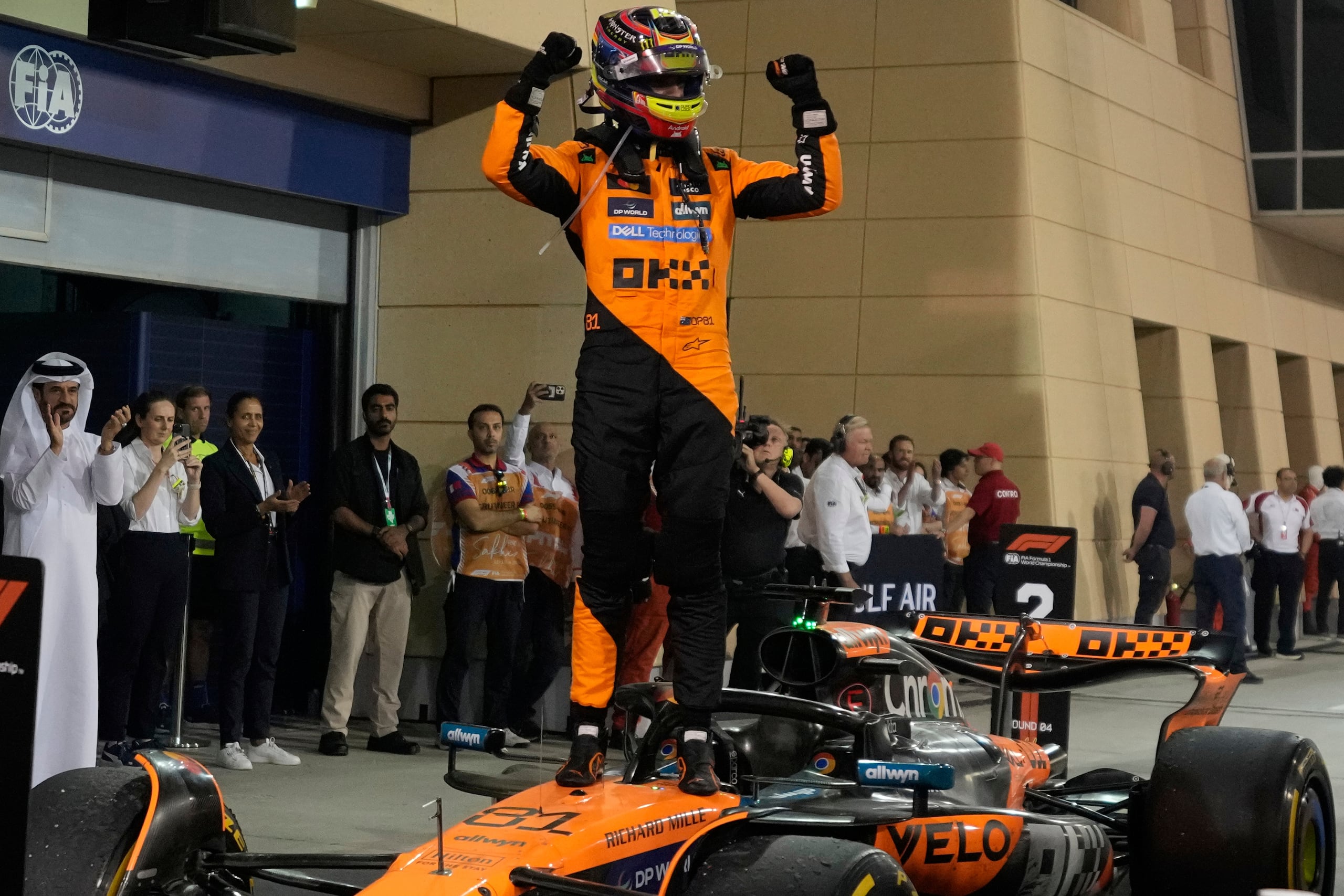 El piloto australiano de McLaren Oscar Piastri celebra tras ganar el Gran Premio de Bahrein el domingo 13 de abril del 2025.