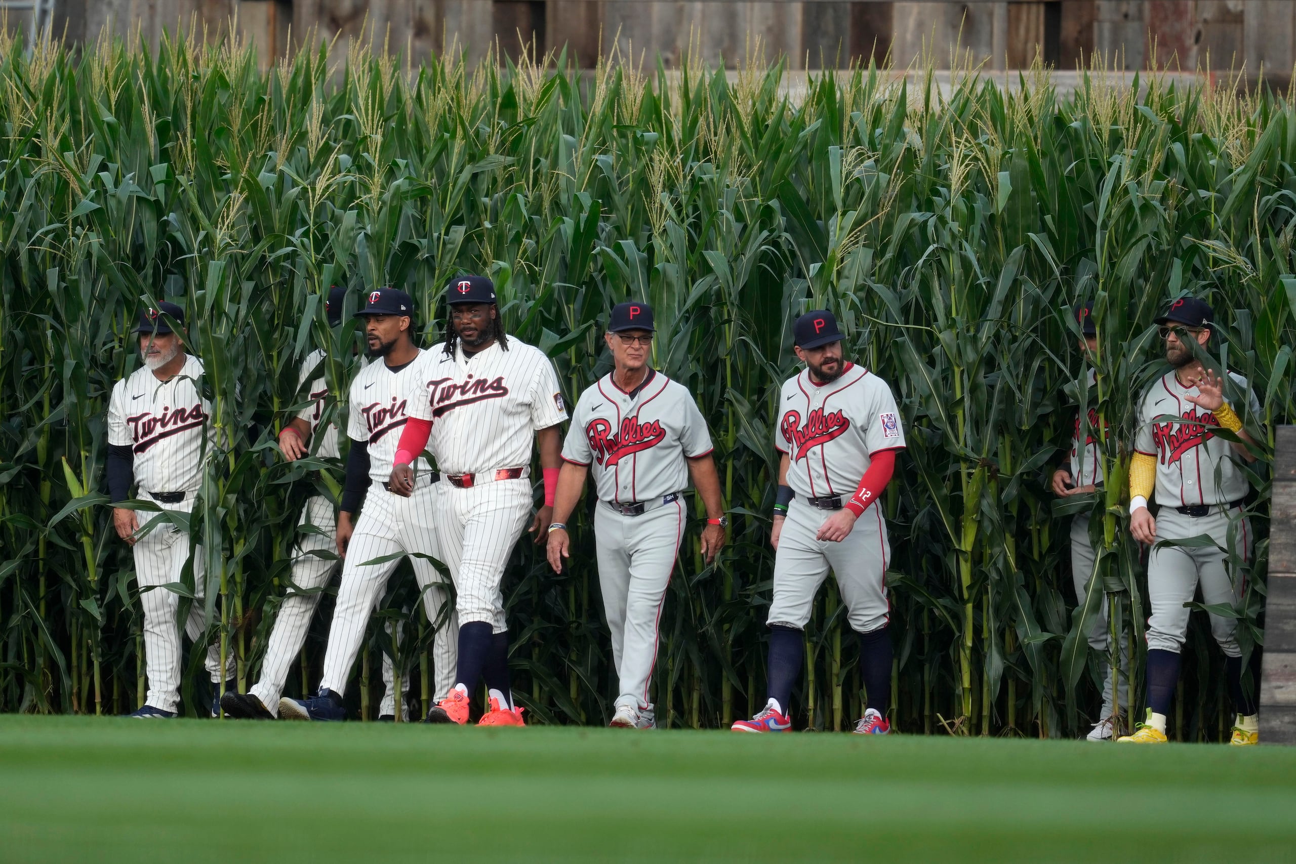 Jugadores de los Twins y de los Phillies salen del maizal para el partido inspirado en la película Field Of Dreams.