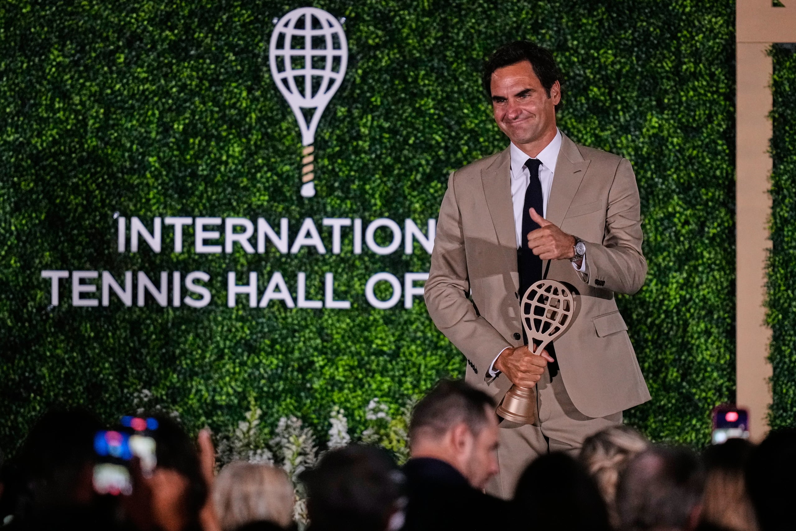 Roger Federer posa para las cámaras con el pulgar arriba durante la ceremonia de inducción al Salón de la Fama del tenis.