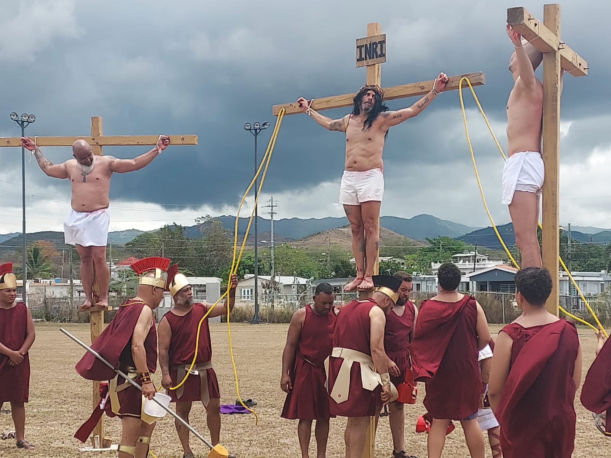 Luego de recorrer varias calles del barrio Coco, en Salinas, la representación del Viacrucis de la capilla Santa Ana culminó en el parque Francisco Acosta, donde se escenificó la crucifixión.