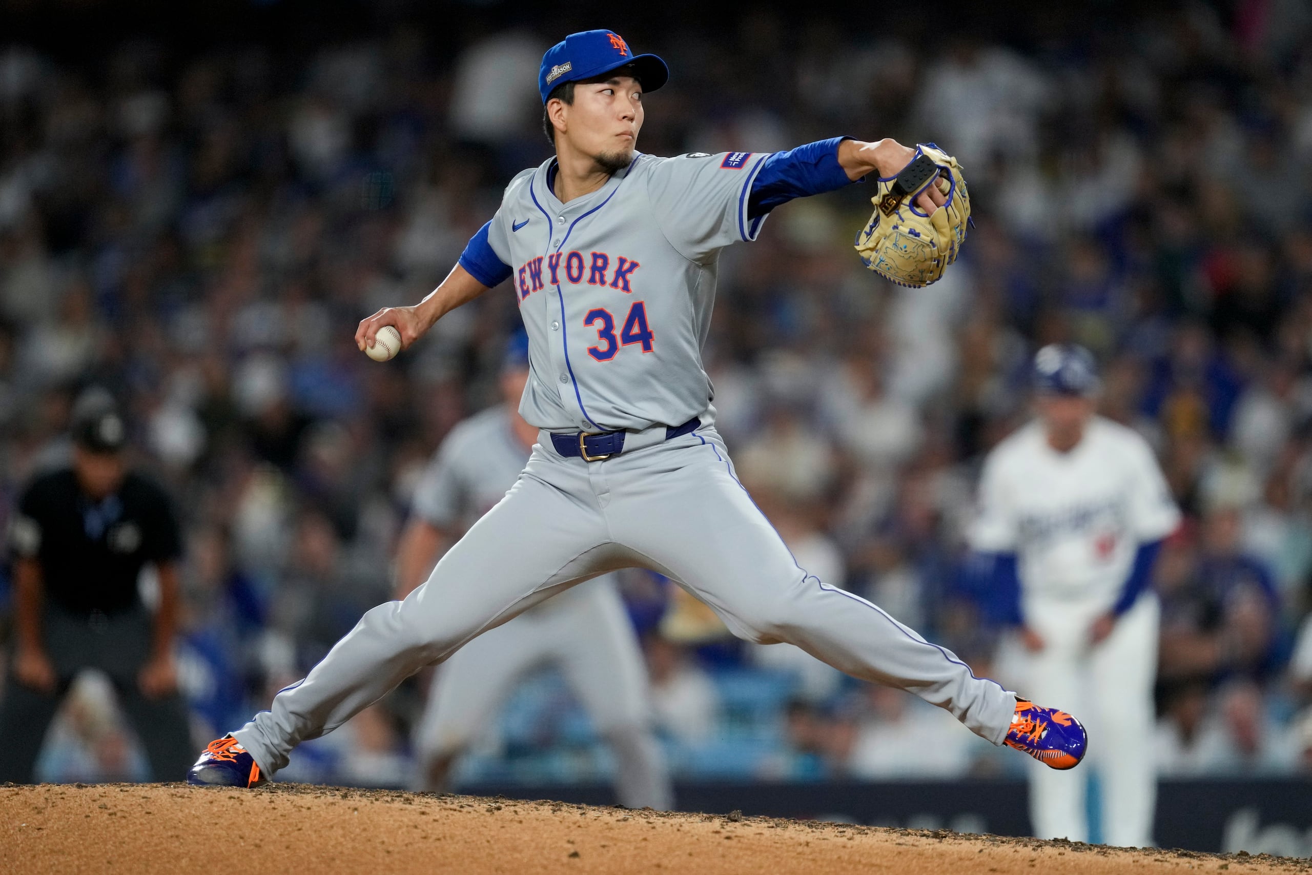 El lanzador de los Mets de Nueva York, Kodai Senga, lanza contra los Dodgers de Los Ángeles durante la séptima entrada en el Juego 6 de una Serie de Campeonato de la Liga Nacional, el 20 de octubre de 2024, en Los Ángeles. (AP Foto/Ashley Landis, Archivo)