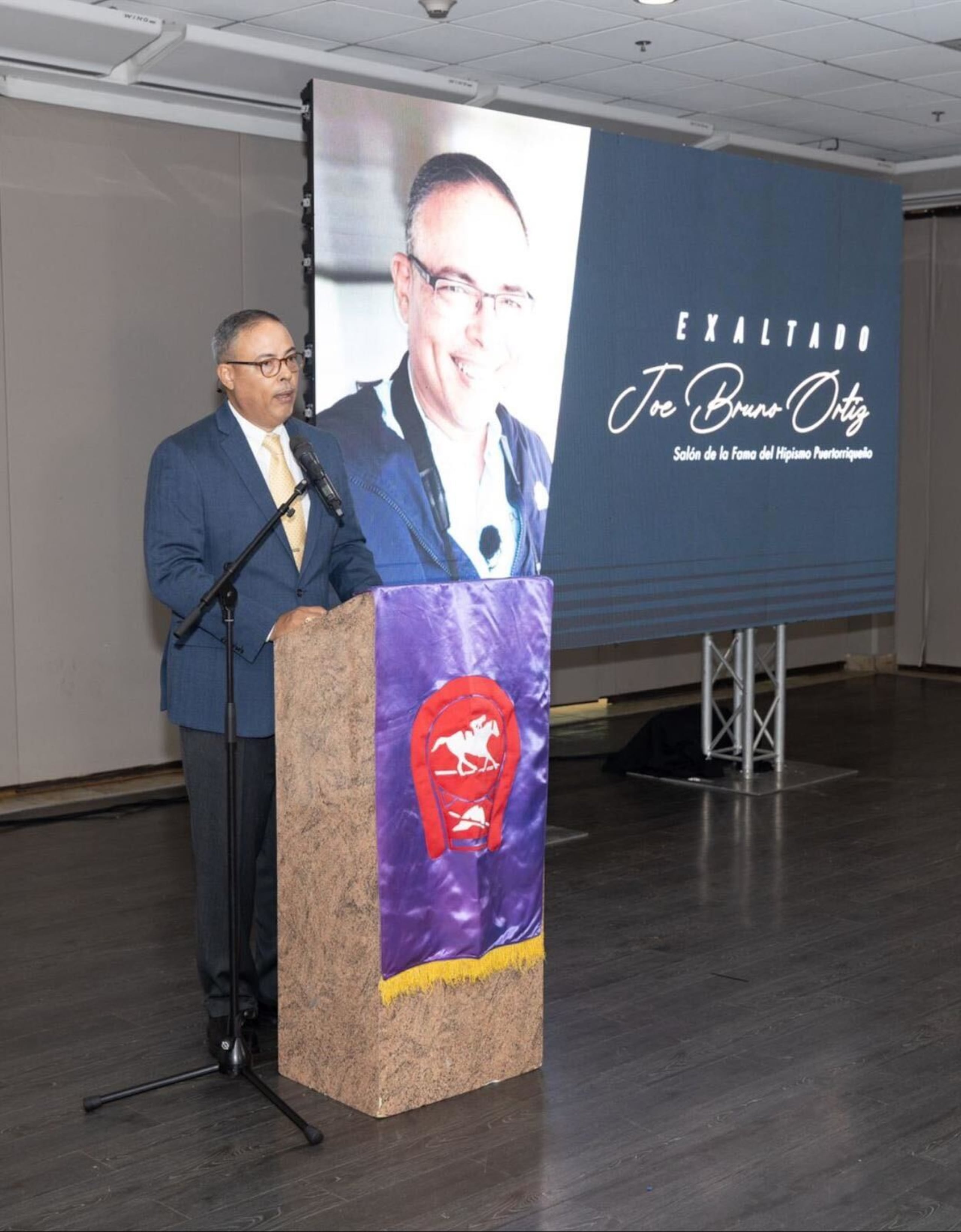 Joe Bruno durante su discurso de exaltación al Salón de la Fama del Hipismo Puertorriqueño.