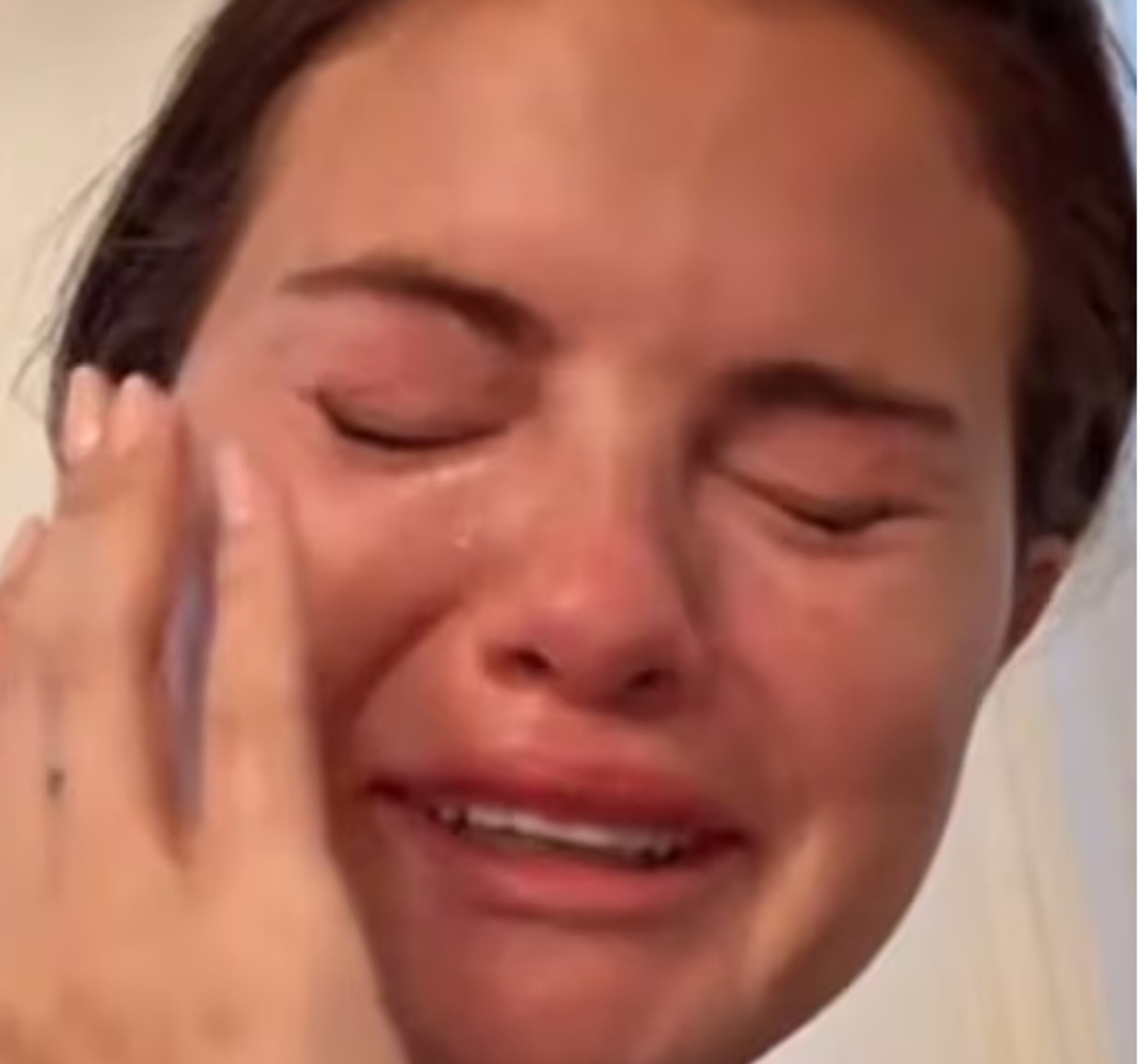Selena Gómez llorando por deportaciones de mexicanos.