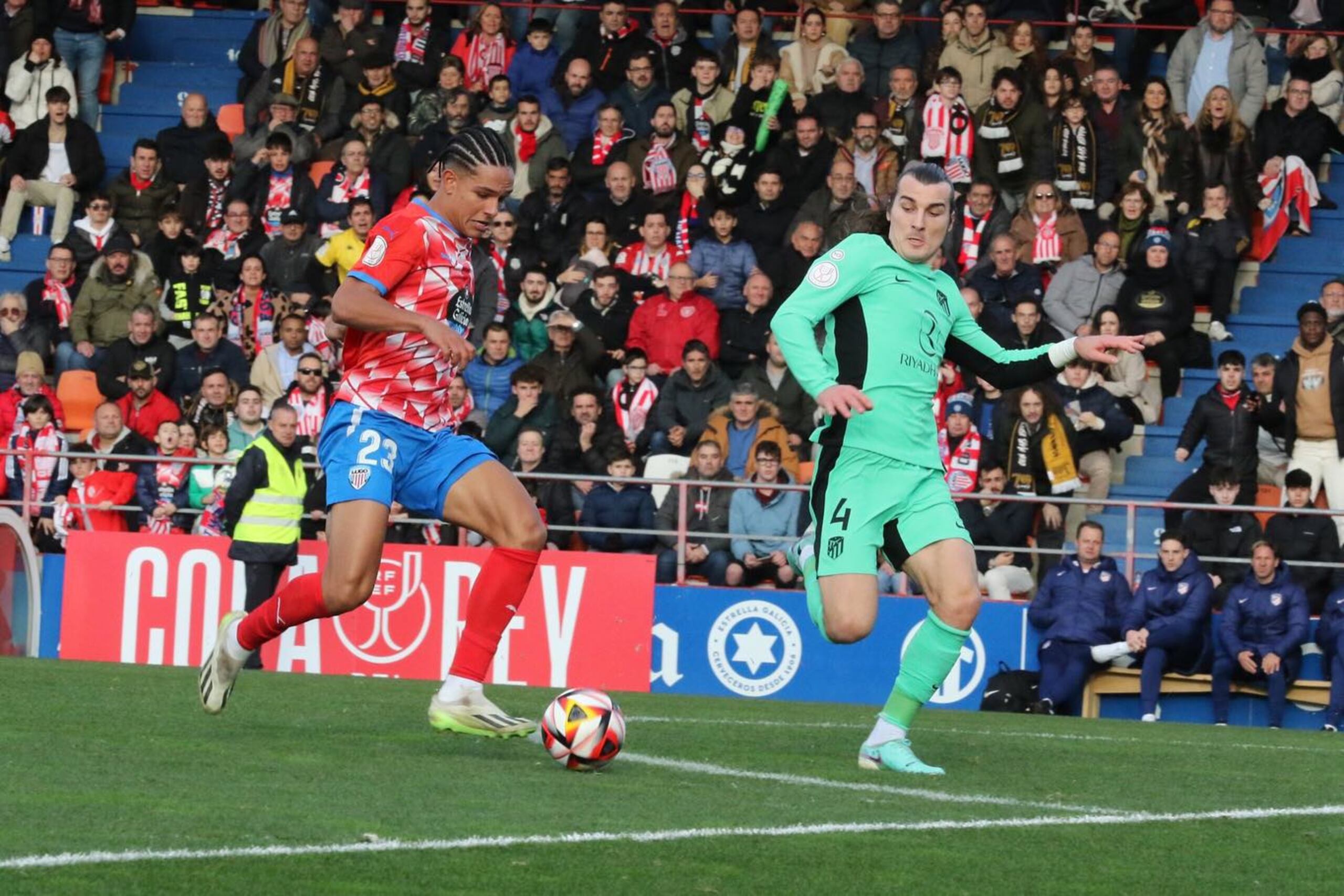Leandro Antonetti, a la izquierda, momentos antes de la recortada ante el defensa turco del Atlético, Caglar Soyunco, que preparó su zurda para el gol ante el Atlético de Madrid en la Copa del Rey.