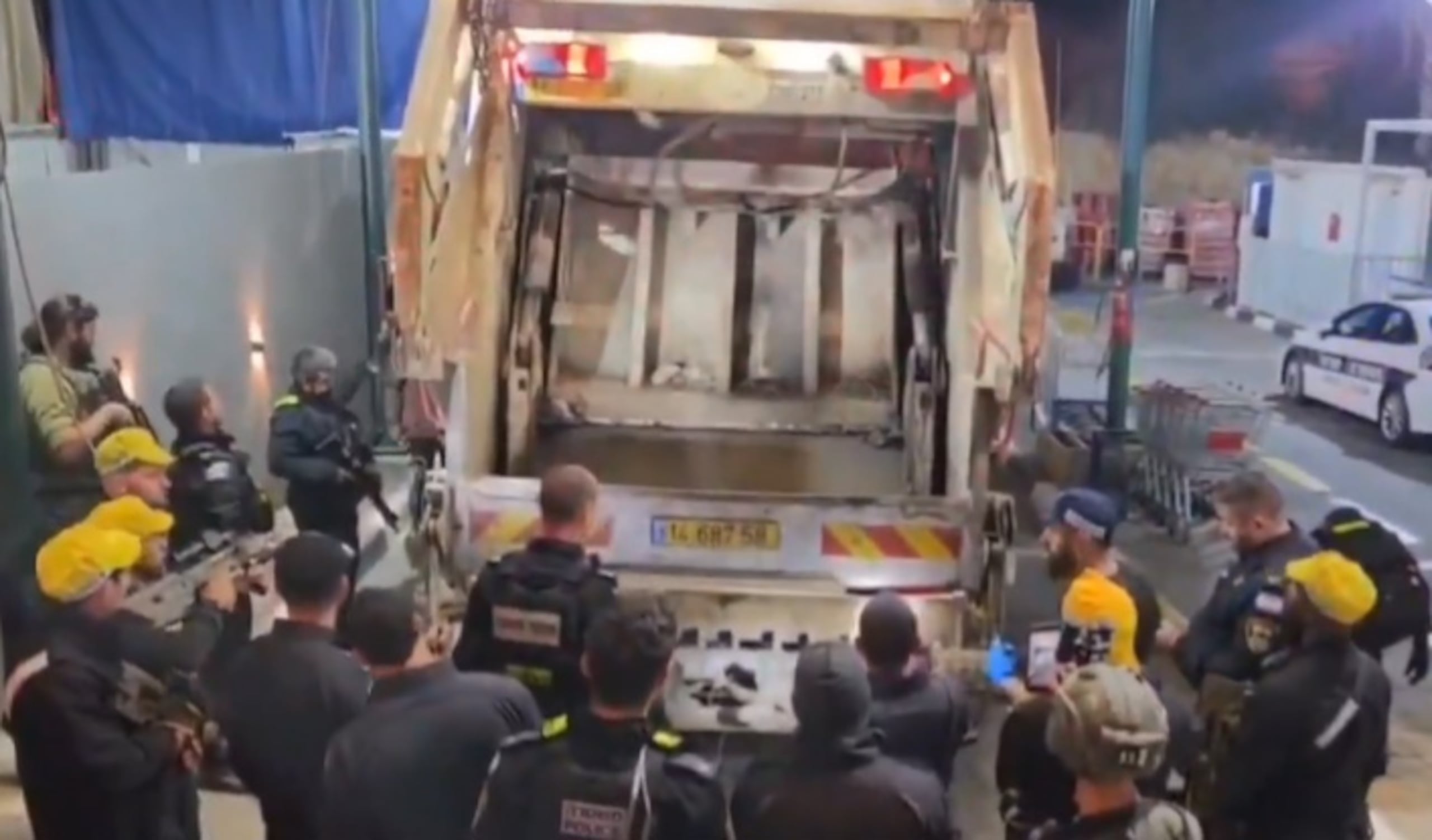 Algunos de los hombres que estaban dentro levantaron las manos o se las colocaron detrás de la cabeza cuando fueron descubiertos y sacados del camión.