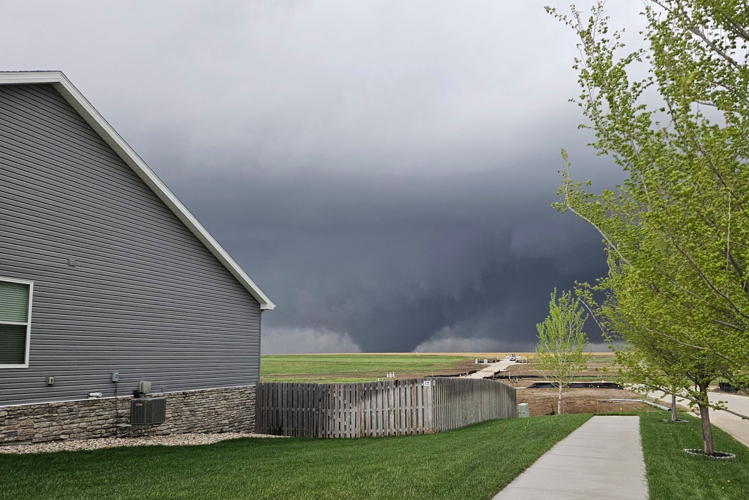 En Nebraska se registraron varios tornados, pero la tormenta más destructiva se desplazó desde una zona mayoritariamente rural hacia los suburbios al noroeste de Omaha, una ciudad de 485,000 habitantes.