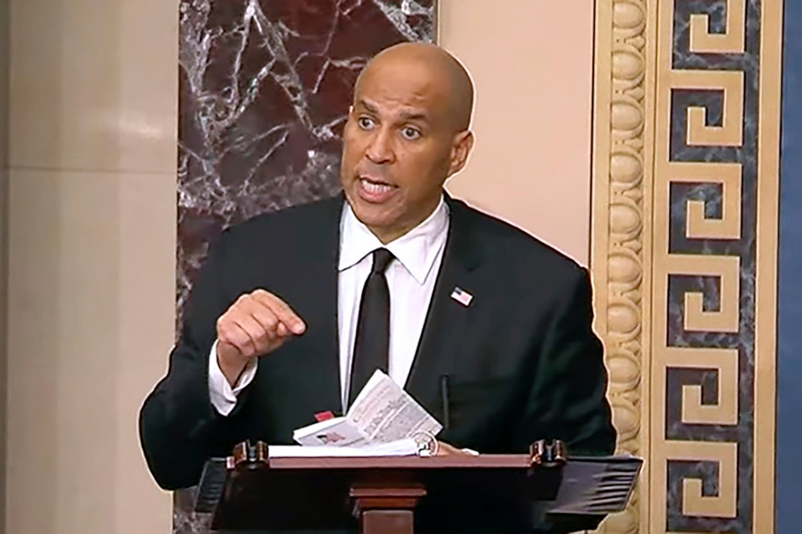 Las normas de la cámara le impidieron a Cory Booker sentarse o salir al baño durante su discurso para poder mantener el turno de palabra.