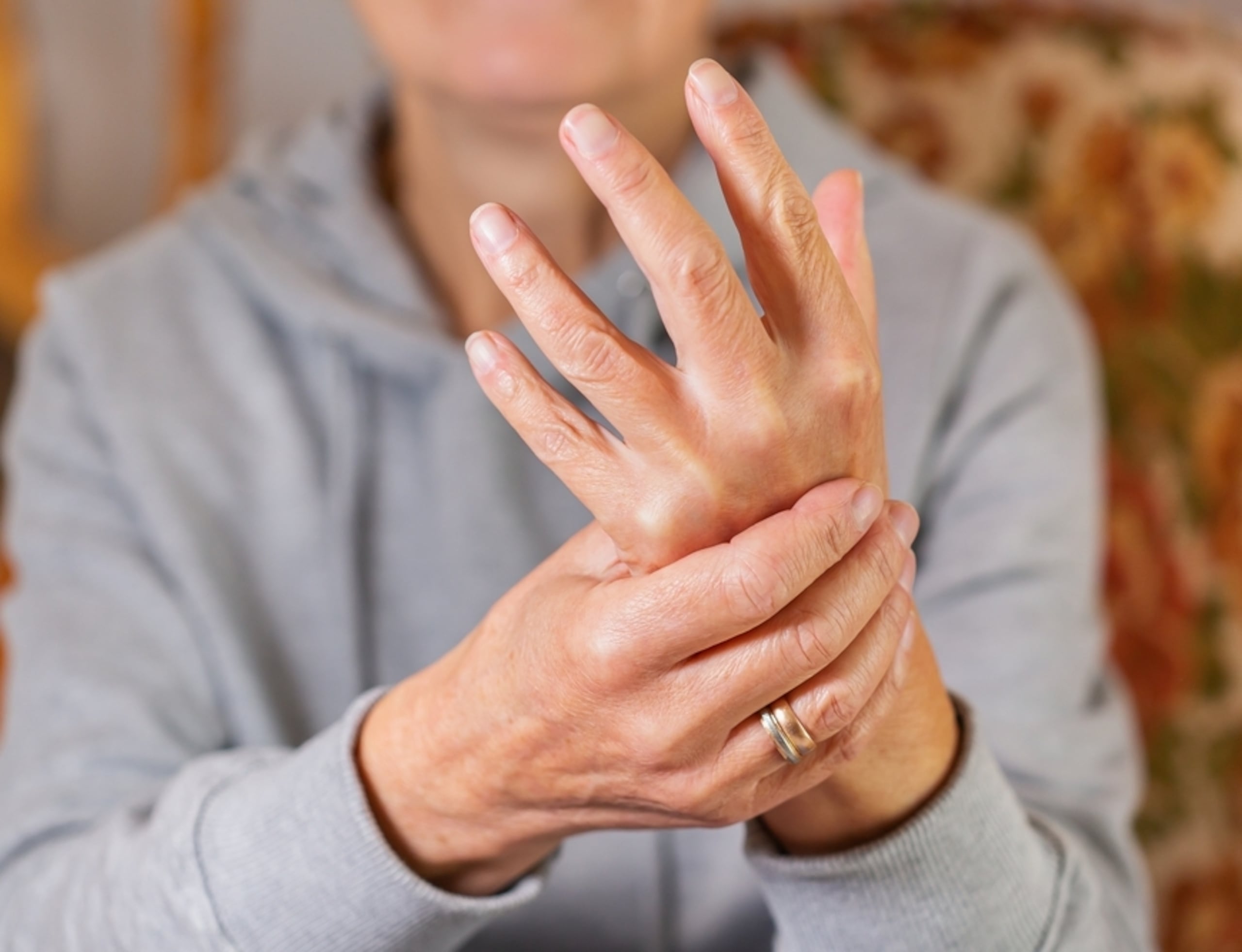 Las banderas incluyen dolor e hinchazón en las articulaciones, sin signos de trauma ni lesión previa, particularmente por las mañanas.
