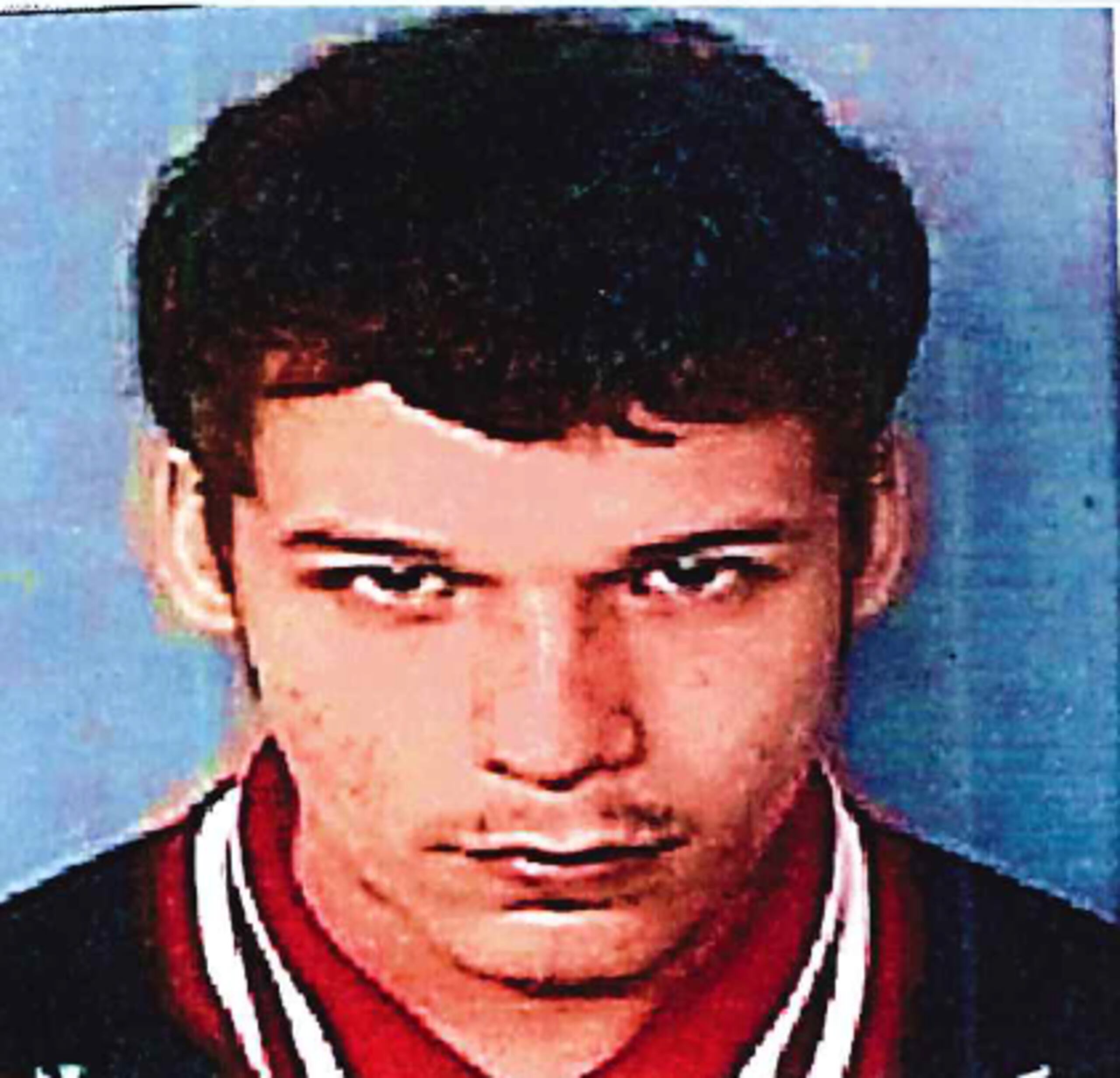 Ramos Acosta fue descrito con una estatura de cinco pies y siete pulgadas (5′7″), con un peso de 130 libras, de tez blanca, pelo castaño y ojos marrones.